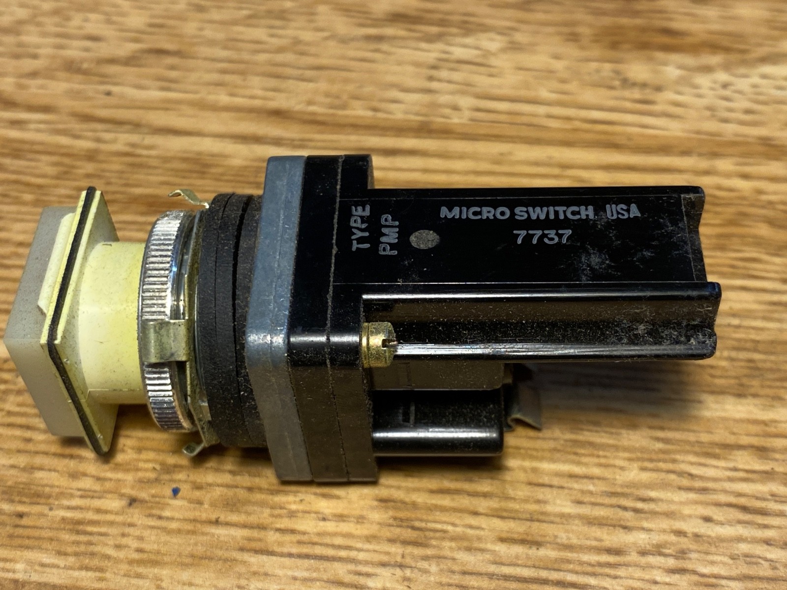 Micro Switch/Honeywell PMP-7737 Push-Button Switch Assembly