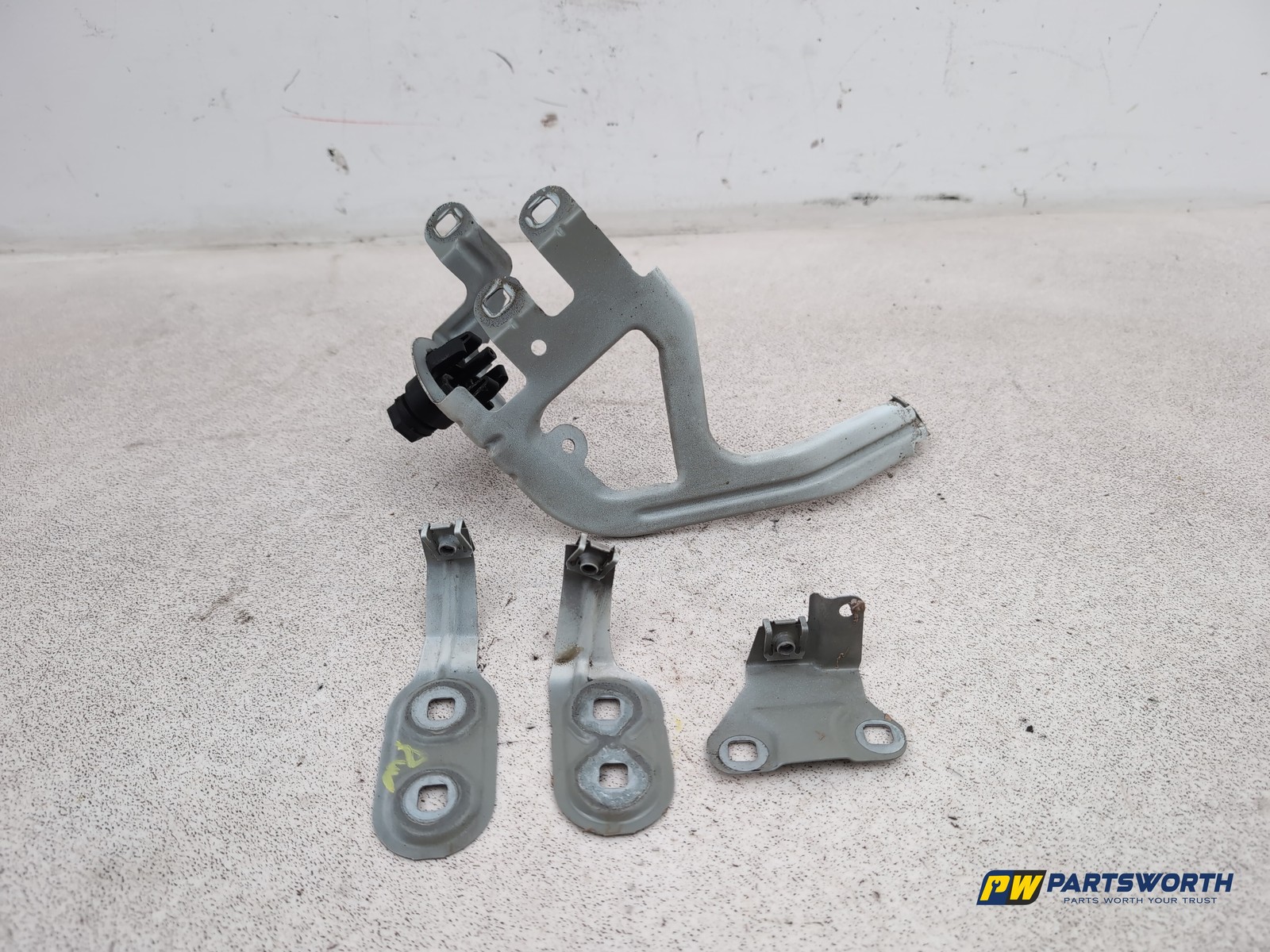 BMW 5 SERIES 520D SE Wing Bracket Set Left Passenger Side 2013-2017
