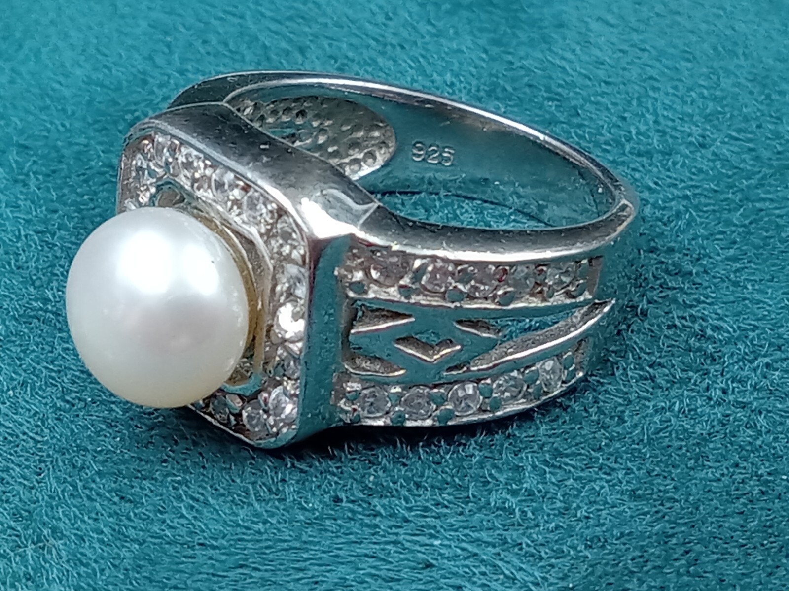 Glamorous Cocktail Sterling Silver Ring w. Pearl Setting: Size 7
