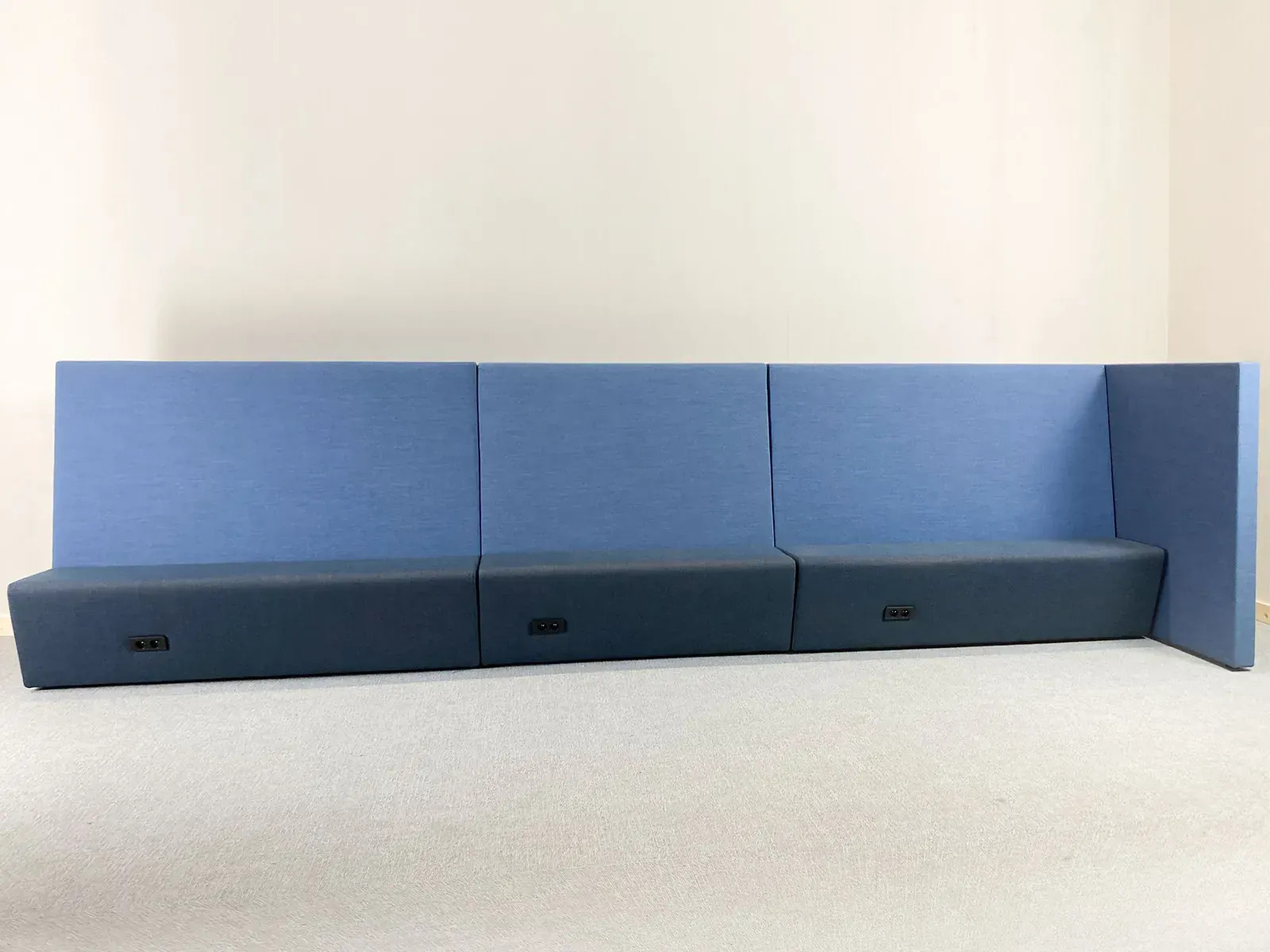 DRISAG Ply bench with blue seating for 10 people, including power outlets, lengt