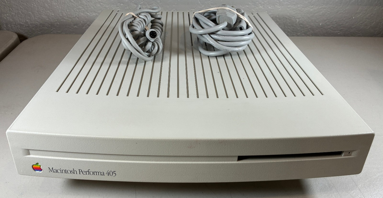UNTESTED Powers On Vintage 1992 Apple M1700 Macintosh Performa 405 PC w/ Cords