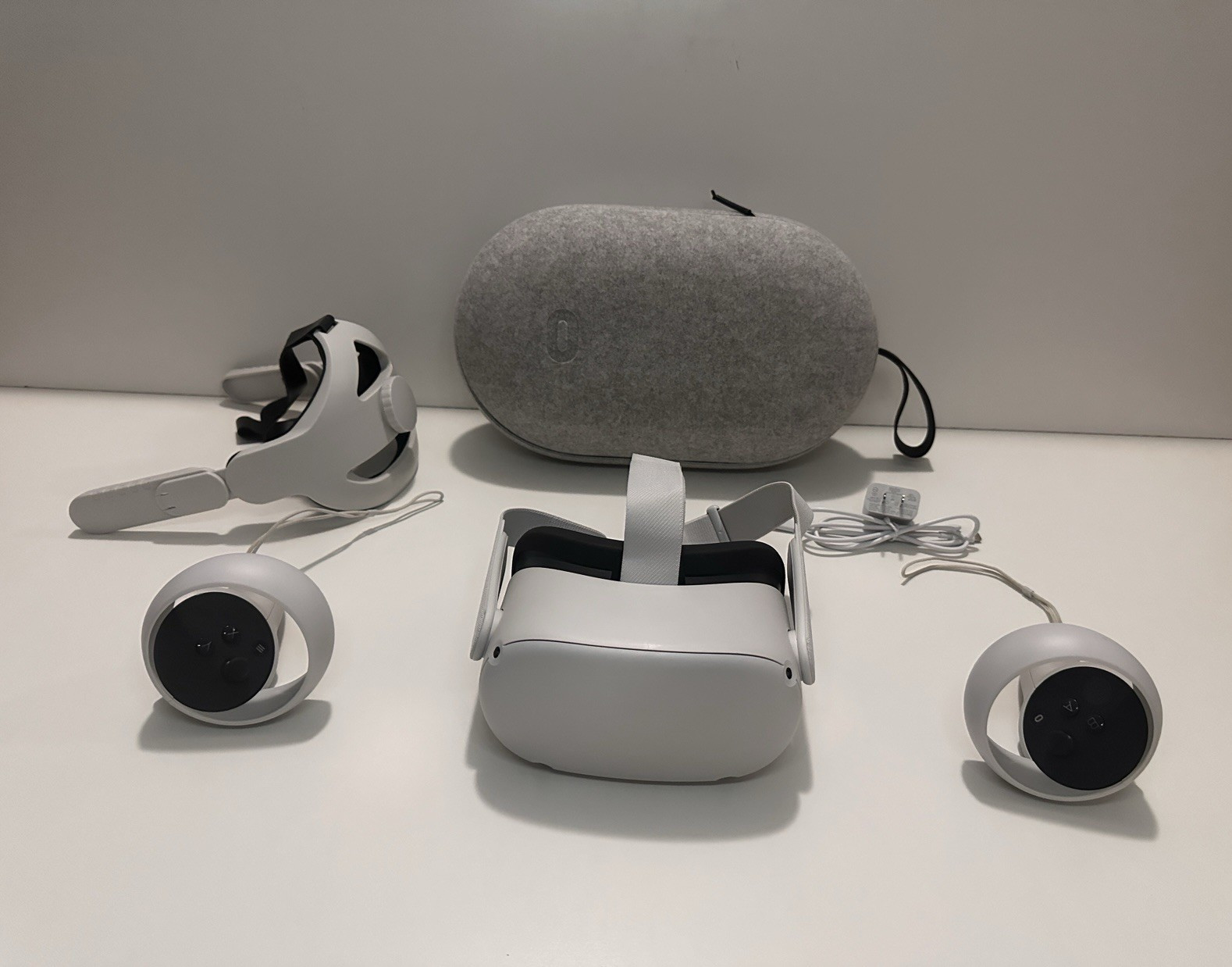 Oculus Quest 2 Standalone VR Headset Bundle Touch Controllers Case USB-C 90Hz
