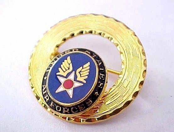 Vintage Orig 1960's UNITED STATES AIR FORCE Wreath Brooch Pin USAF in Gold Tone