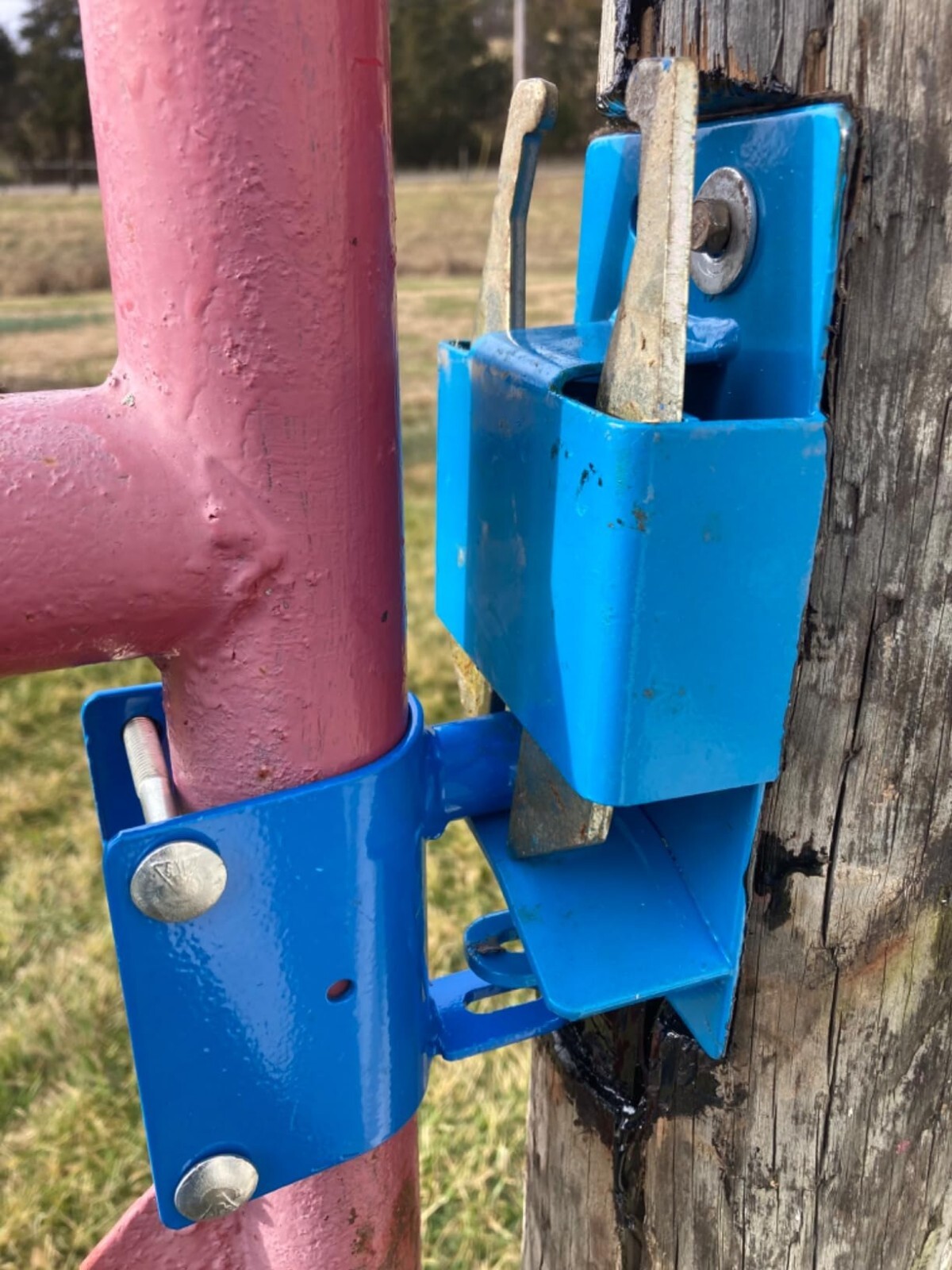 Two Way Lockable Gate Latch One Hand Operation for Farm, Pastures, Ranches Door
