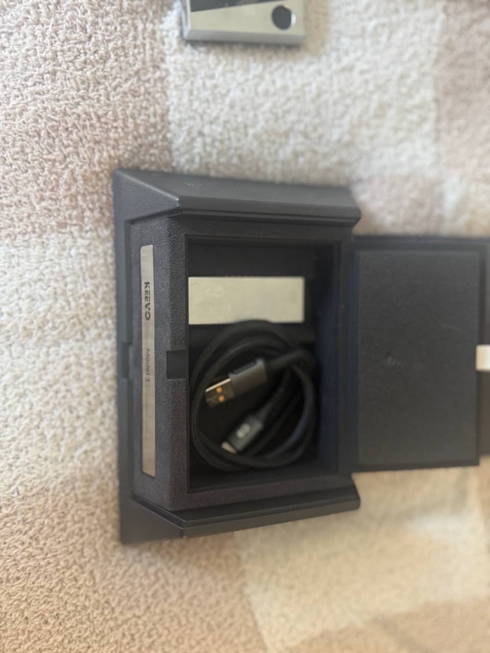 Keevo Model 1 Hardware Cryptocurrency Wallet New in Box Leather Case USB Cable