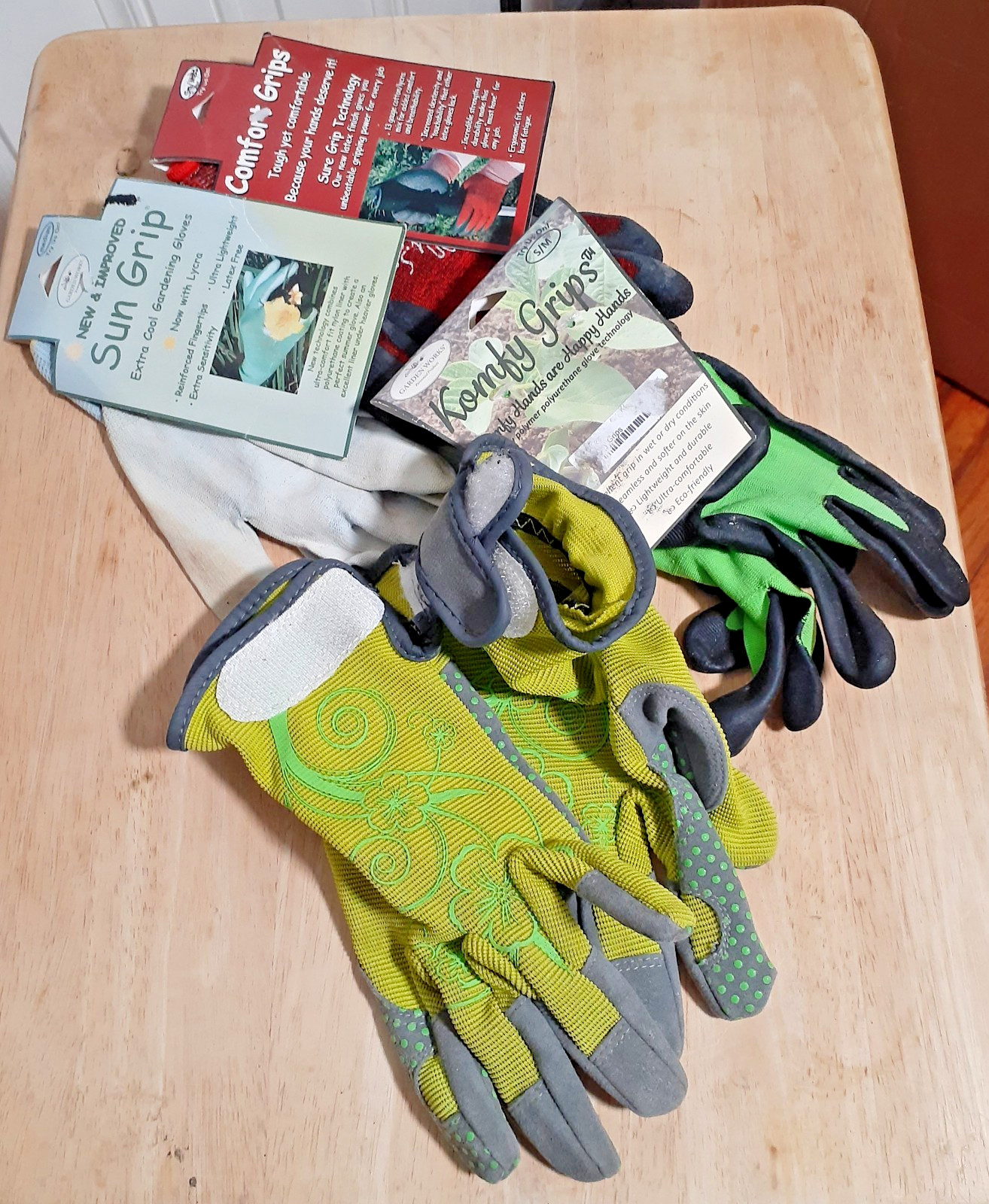 4 NEW Pair Women's Gloves Medium Garden Works brand Variety w tags