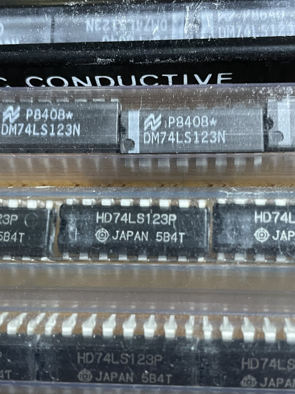 A lot of TEN (10)  National/Hitachi  74LS123N in a Plastic 16PDIP package