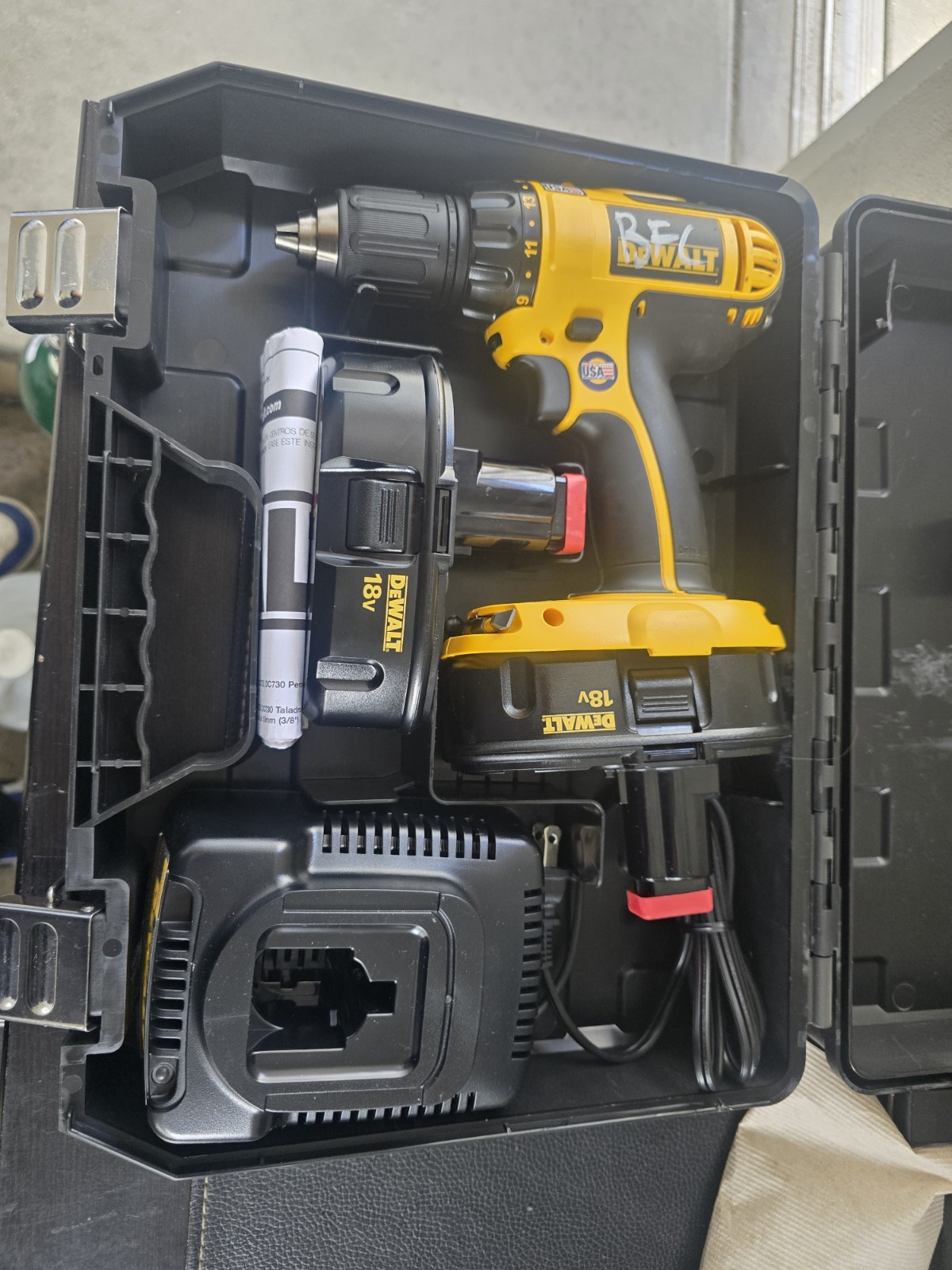 DEWALT DC720KA Cordless Drill Kit/Set W/2 Batteries & Charger