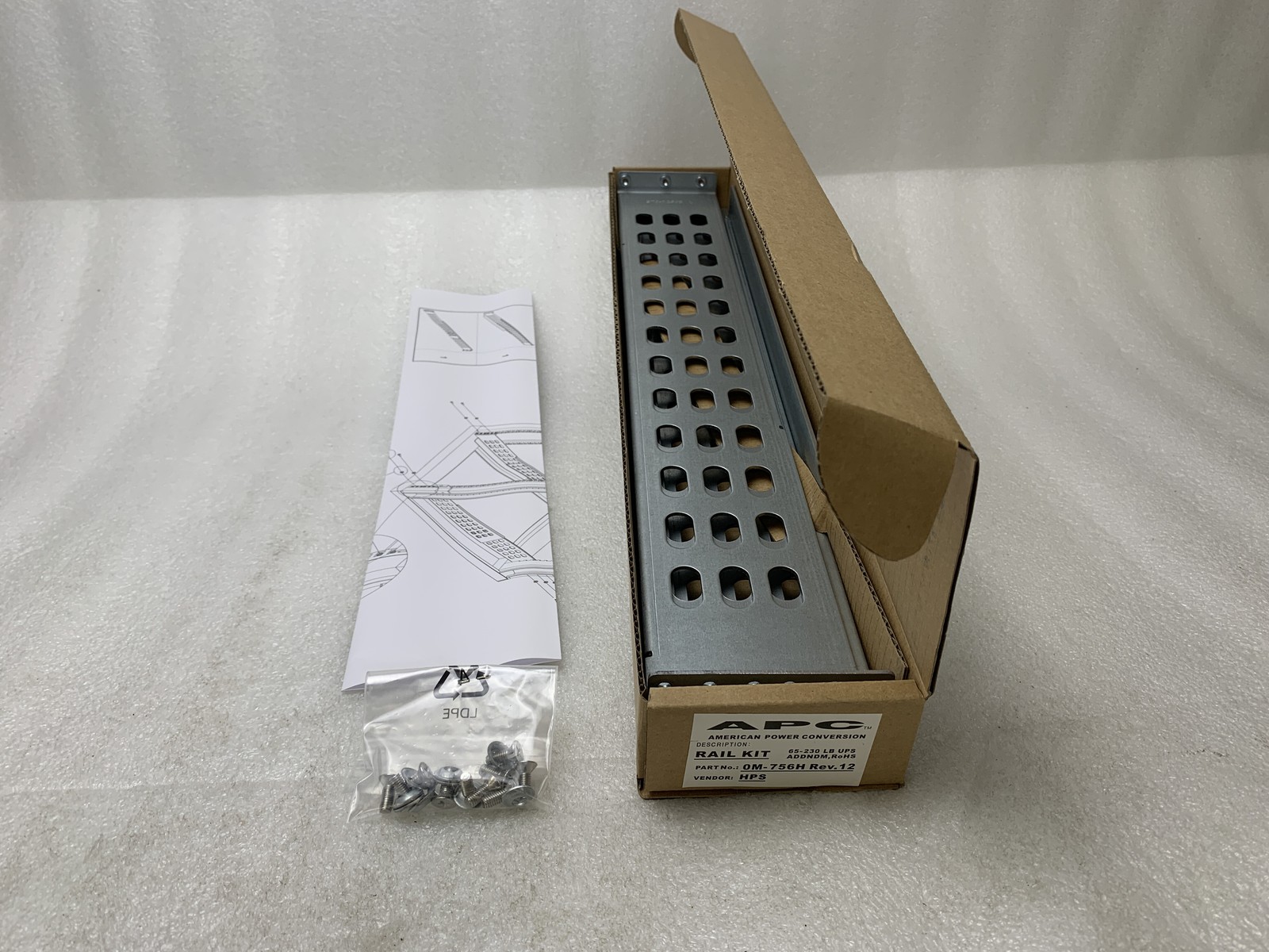 APC American Power Conversion 4-Post Rack Mount Rail Kit Part No: 0M-756H Rev.12