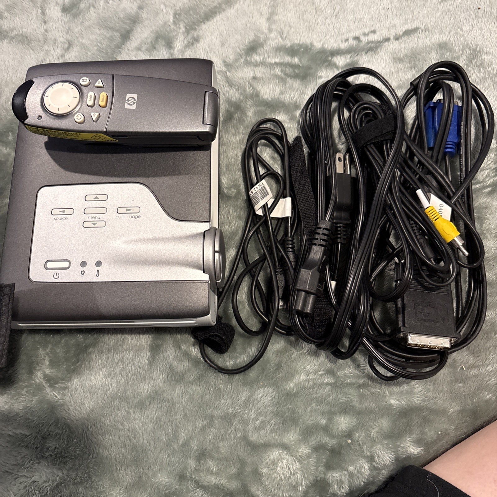 HP SB21 Digital Projector with Remote and All Cables Needs New Bulb