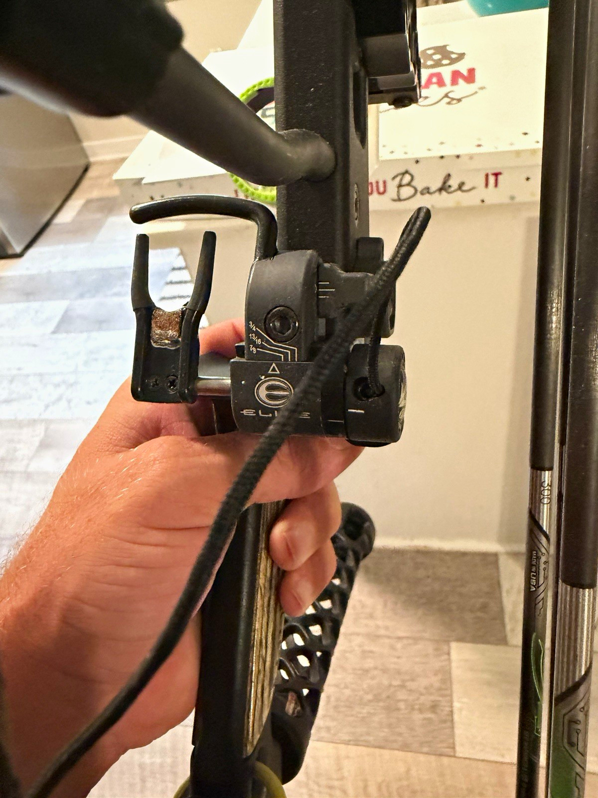 Elite Synergy Right-Hand Compound Bow 60lb 29 1/2 Draw Black Aluminum