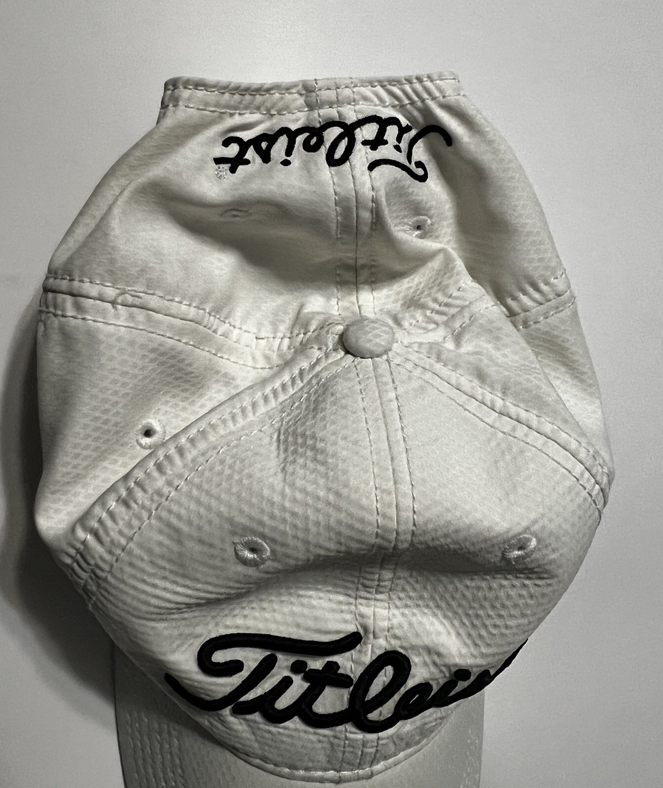Titilist Men’s Golf Hat White With Black Embroidered Logo