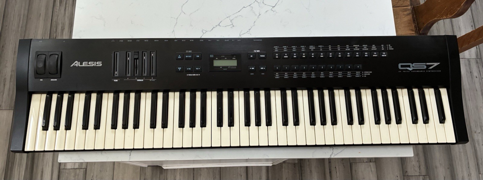 Alesis QS7 76-Key 64-Voice Expandable Synthesizer