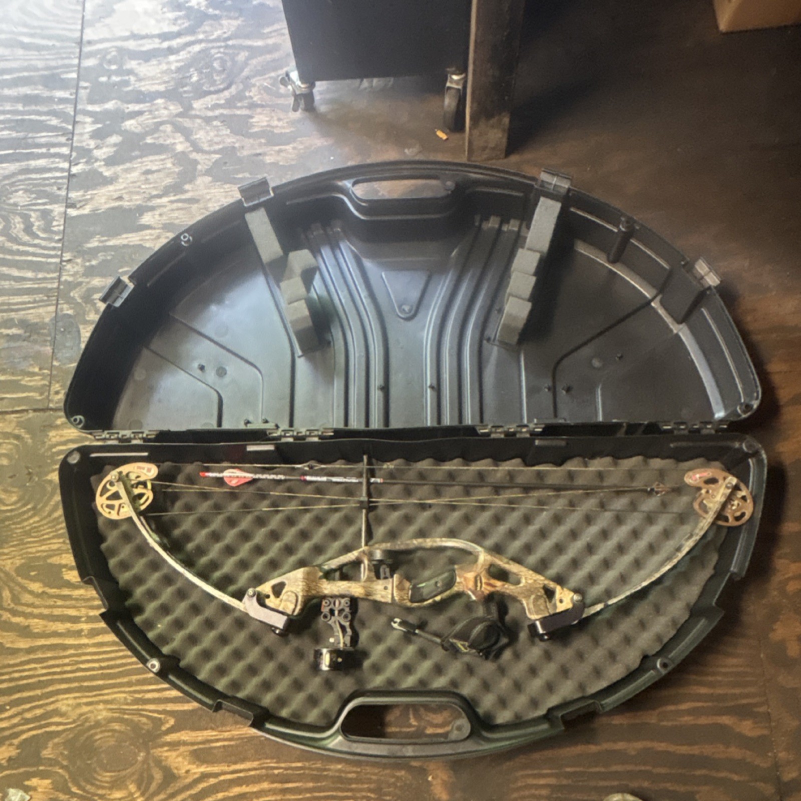 Compound Bow Camouflage & Black Finish with Hard Case for Men