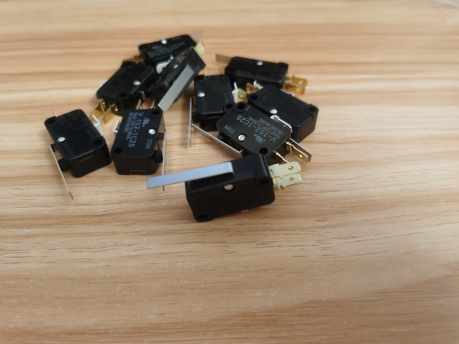 10PCS New Omron V-152-1C25 V1521C25 Microswitchs