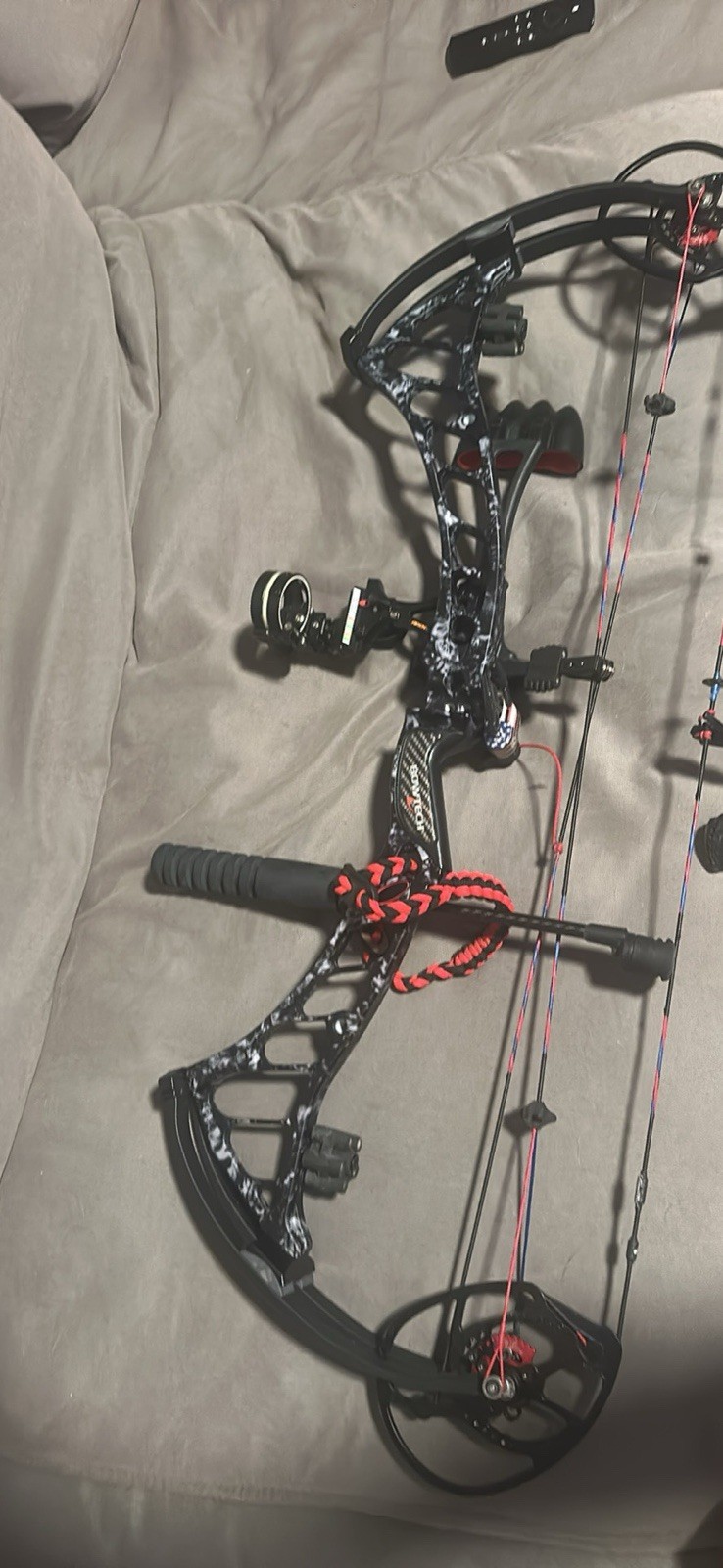 Bowtech The Legend Right-Hand Compound Bow 70lb 27in Draw 31in Black/Gray.