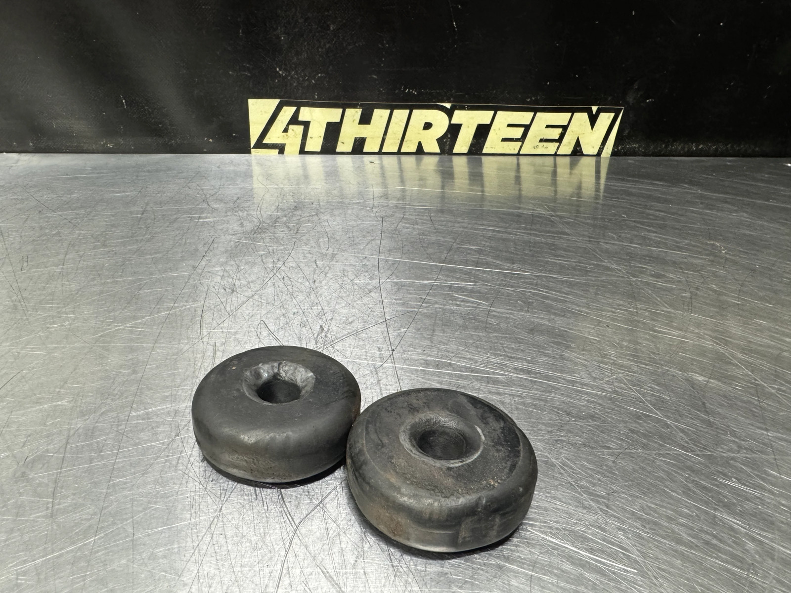 04-06 PONTIAC GTO RADIATOR RUBBER HOLD DOWN DONUT PAIR #N629