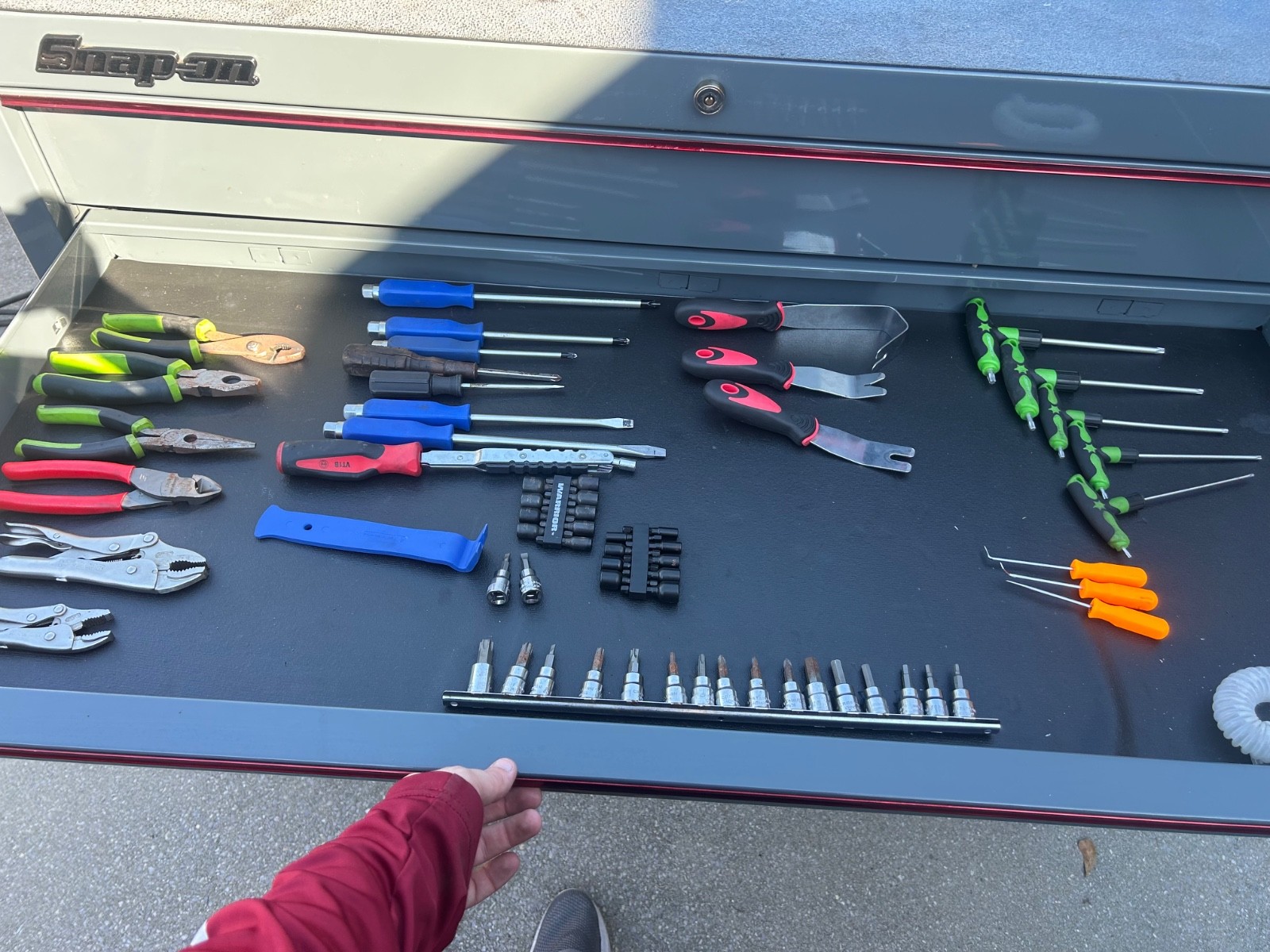 snap on tool box 55” has a small dent on the side It has a workbench power drawe
