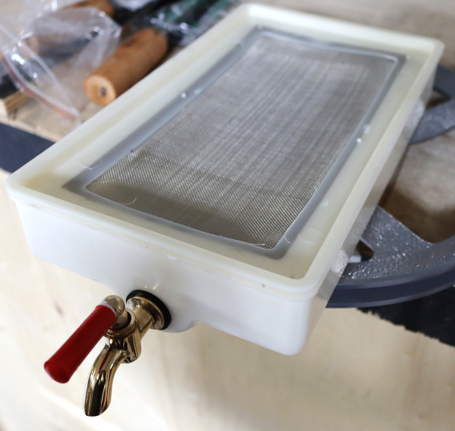 1 PC Plastic Filter Tank for Manual/Electric Sugar Cane Juicer with Faucet