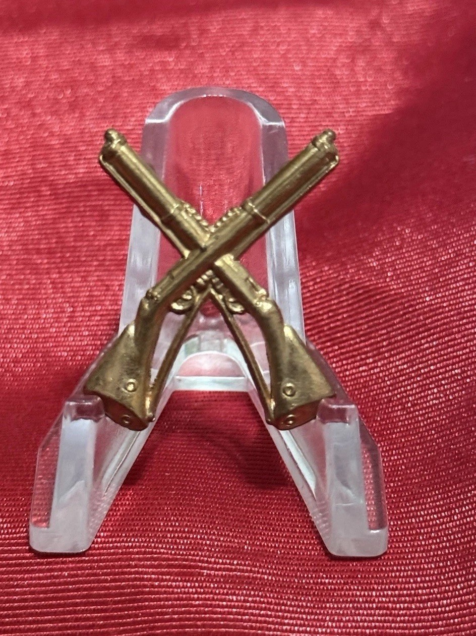 Original Iraqi Army, infantry corps, beret Pin badge From Early 80’s Saddam Era