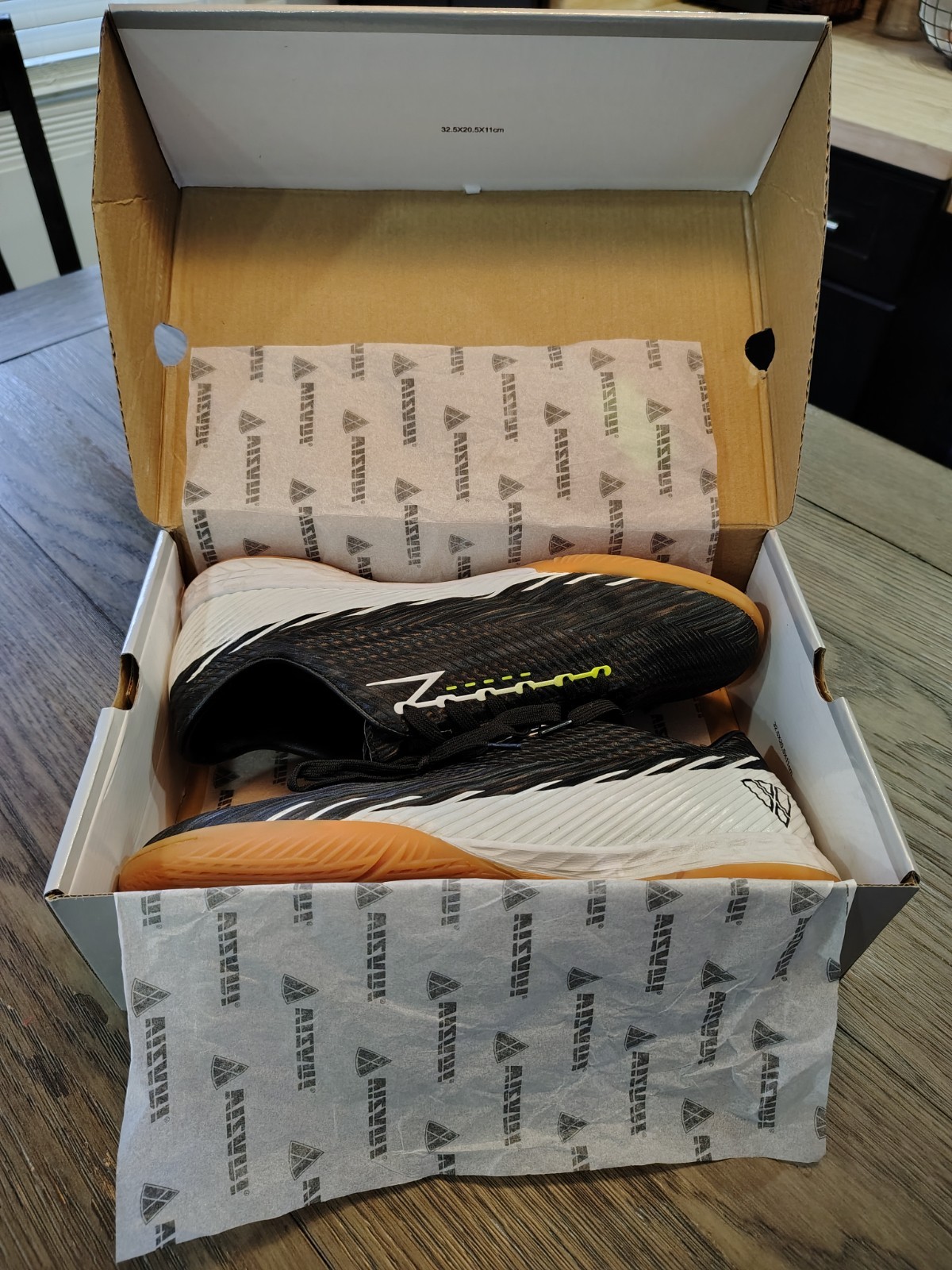 Vizari Men's Indoor Soccer Cleats, Size 12M. Black/White