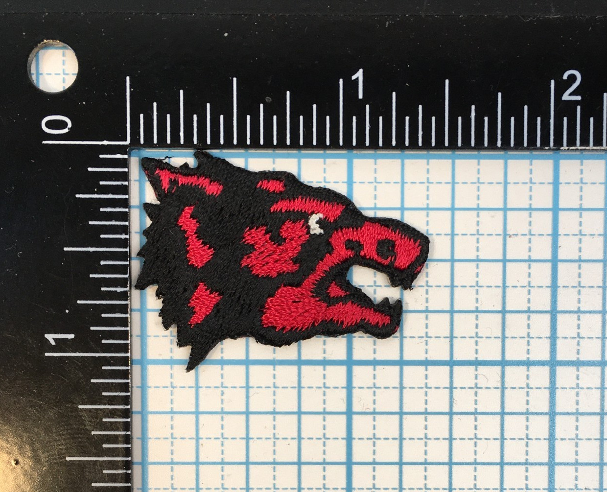 NEW MEXICO LOBOS NCAA COLLEGE VTG 1.25" RED AND BLACK MASCOT TEAM LOGO PATCH N16