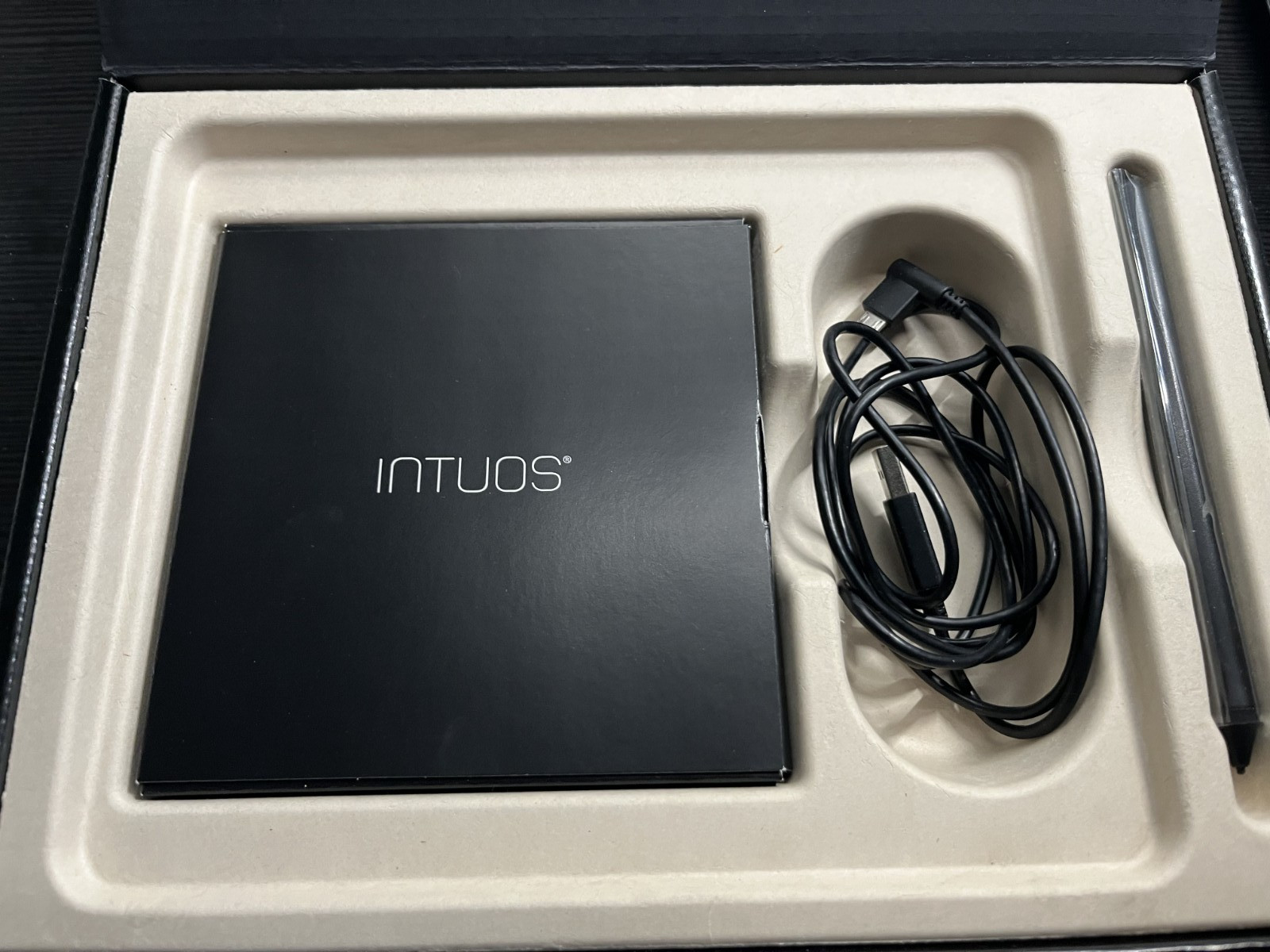 Wacom Intuos Comic Digital Art Creative Pen and Touch Tablet CTH-490CK