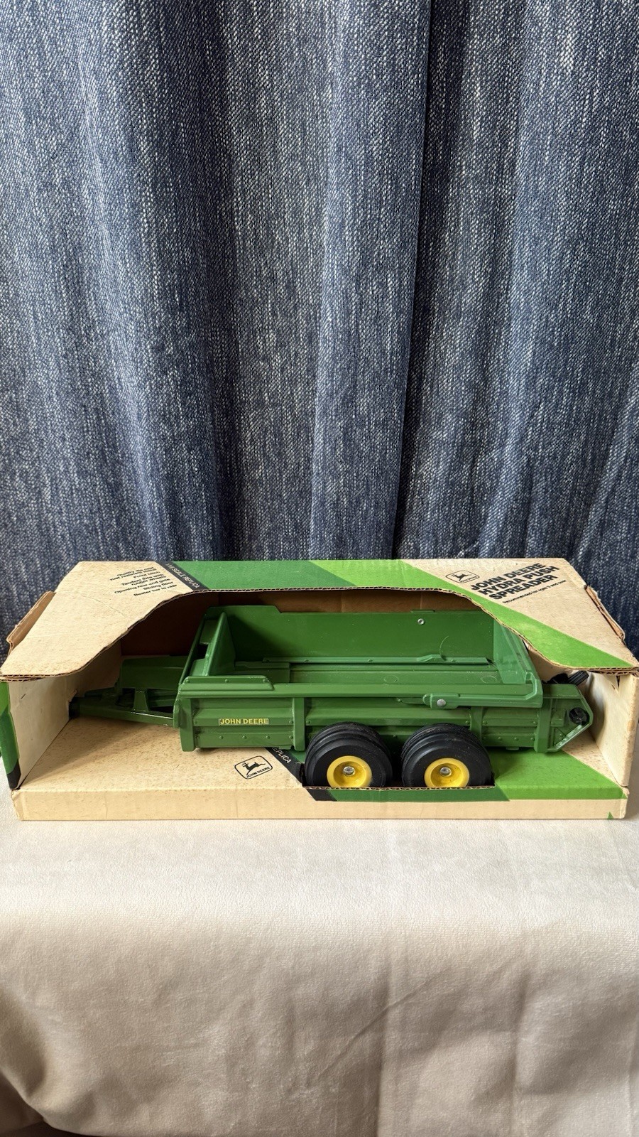 ERTL John Deere Hydra Push Spreader Stock # 549
