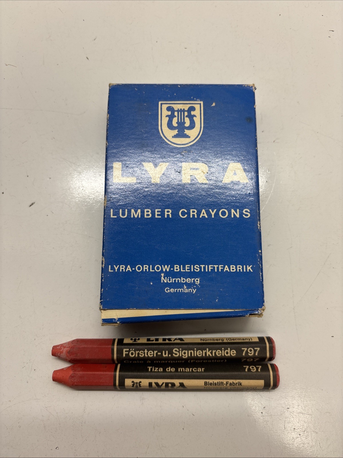 Lyra Red Lumber Crayons 1 Dozen