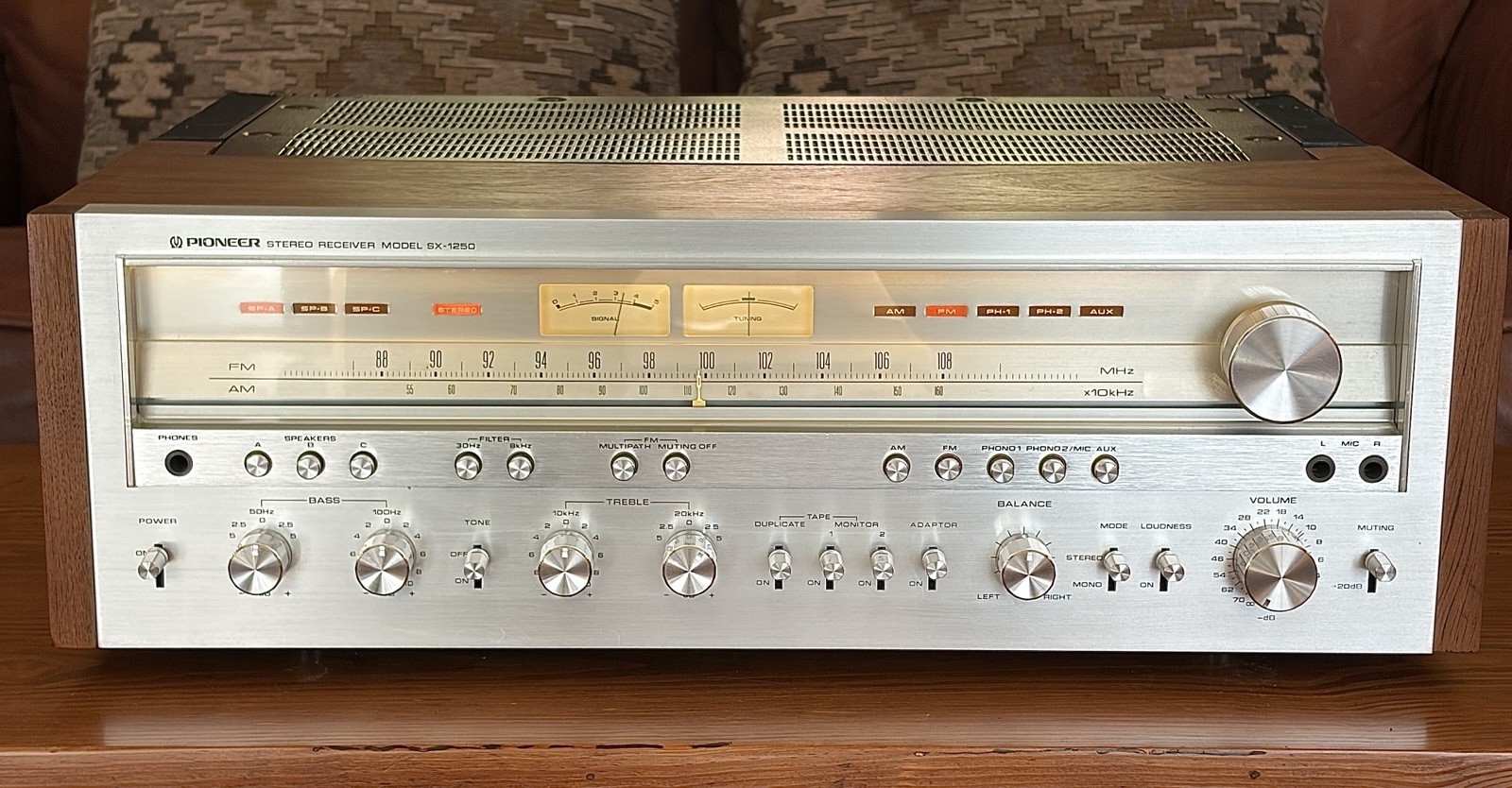 PIONEER SX-1250 AM/FM Stereo Receiver 160 Watt Re-Capped Serviced Cleaned SHARP!