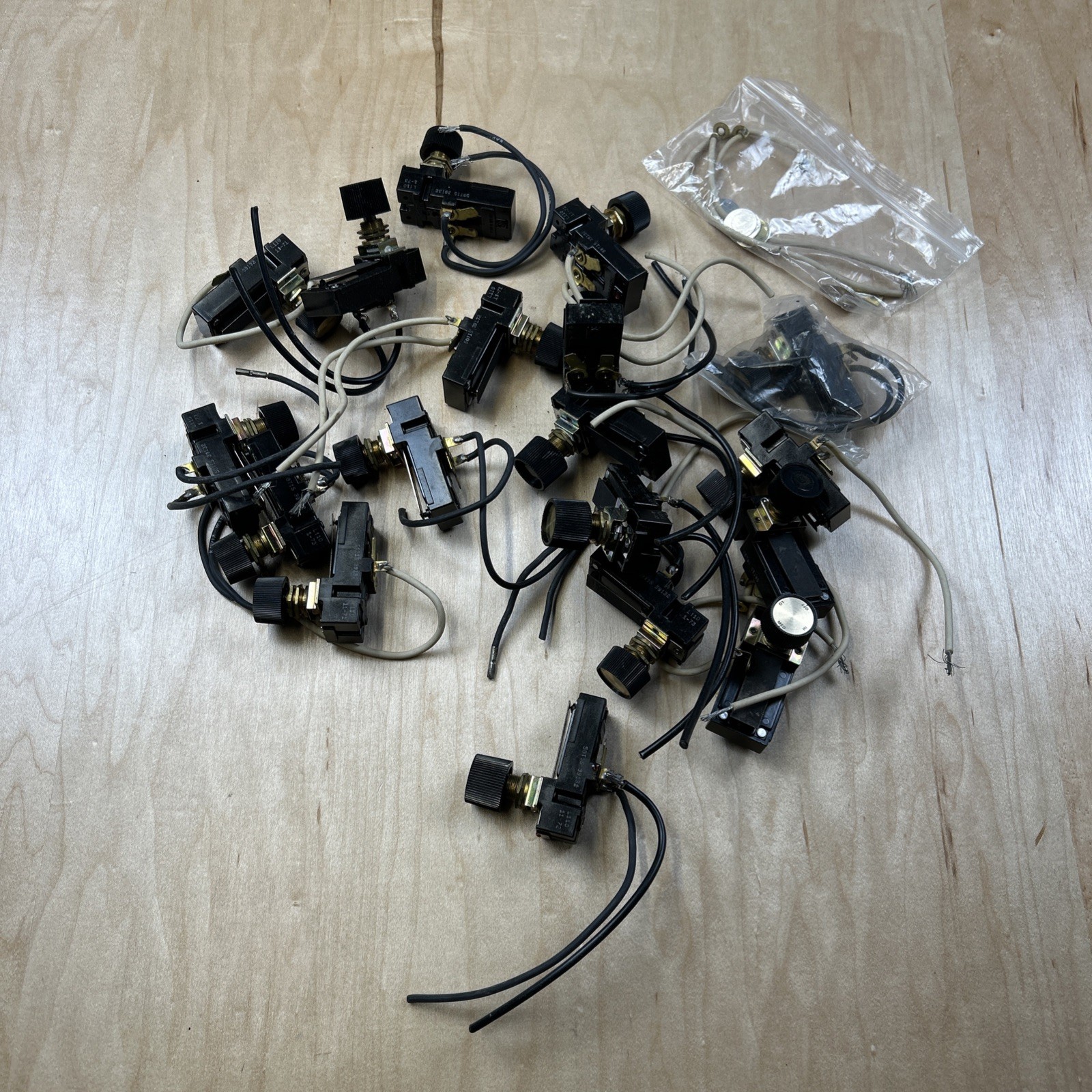 Bulk Lot of  Thermo-Disc 50T15 9982 Infinite Switch HI MED LO OFF Rotary Control