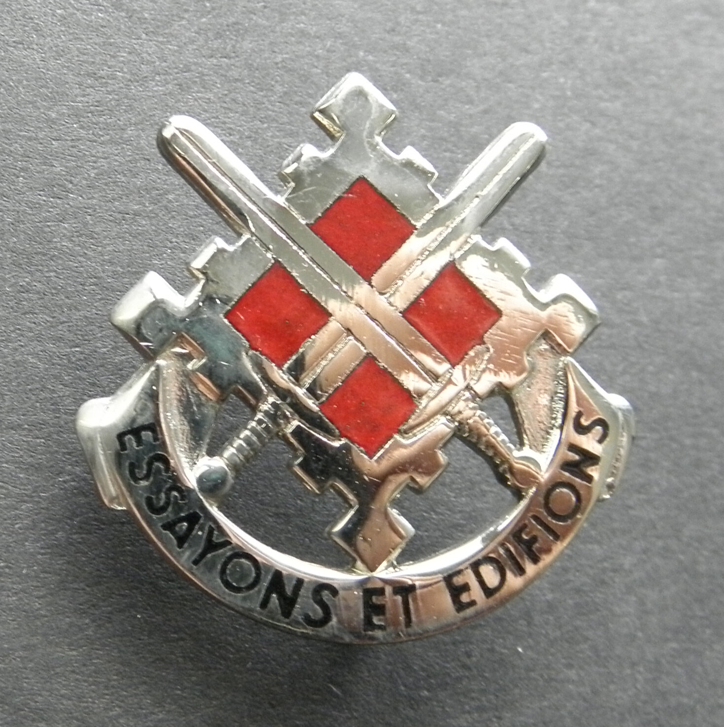 ARMY 18th ENGINEER BRIGADE CREST ESSAYONS LAPEL HAT PIN BADGE 1 INCH MADE IN USA