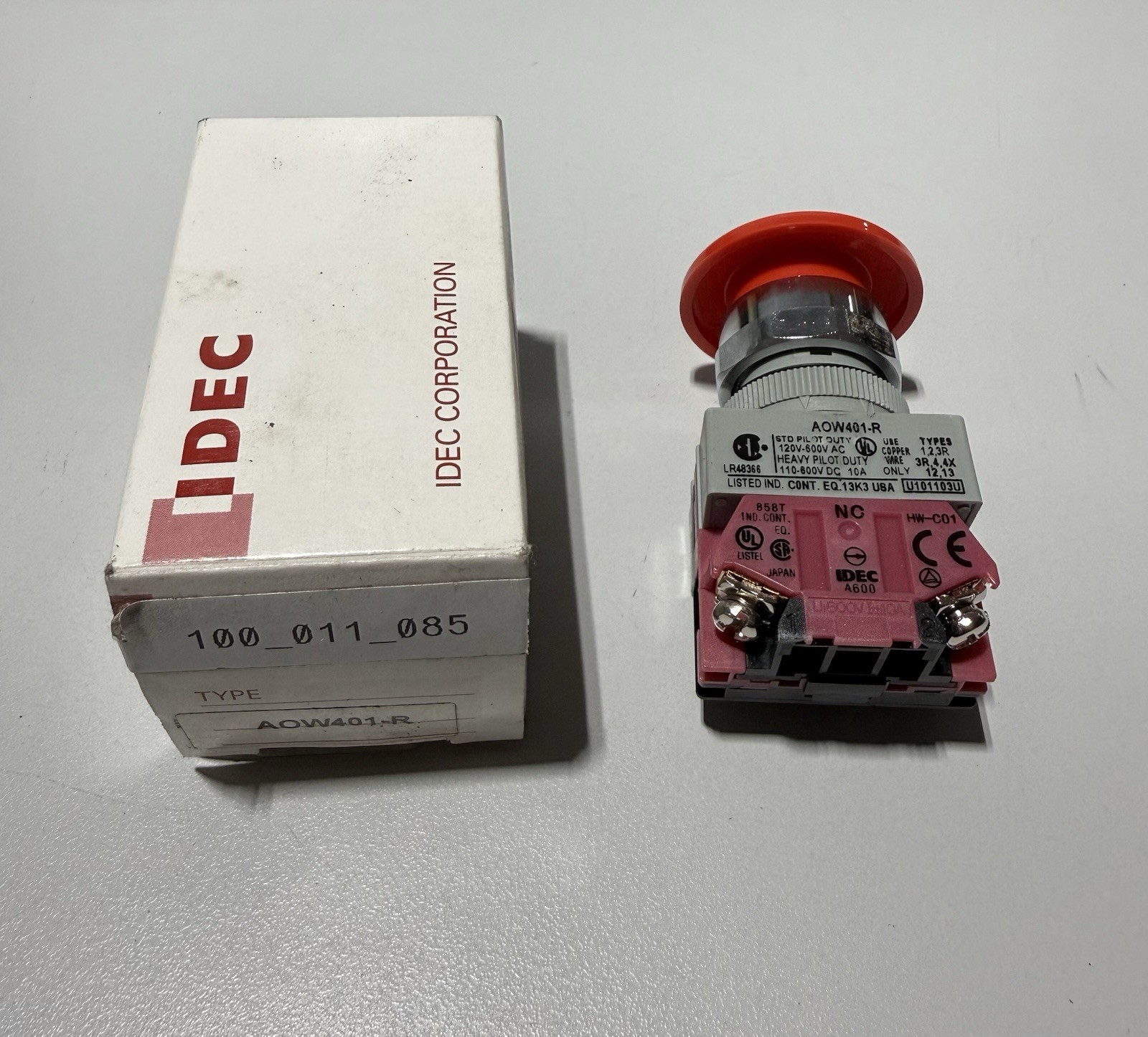 IDEC AOW401‑R Red Momentary Pushbutton *NEW IN BOX*