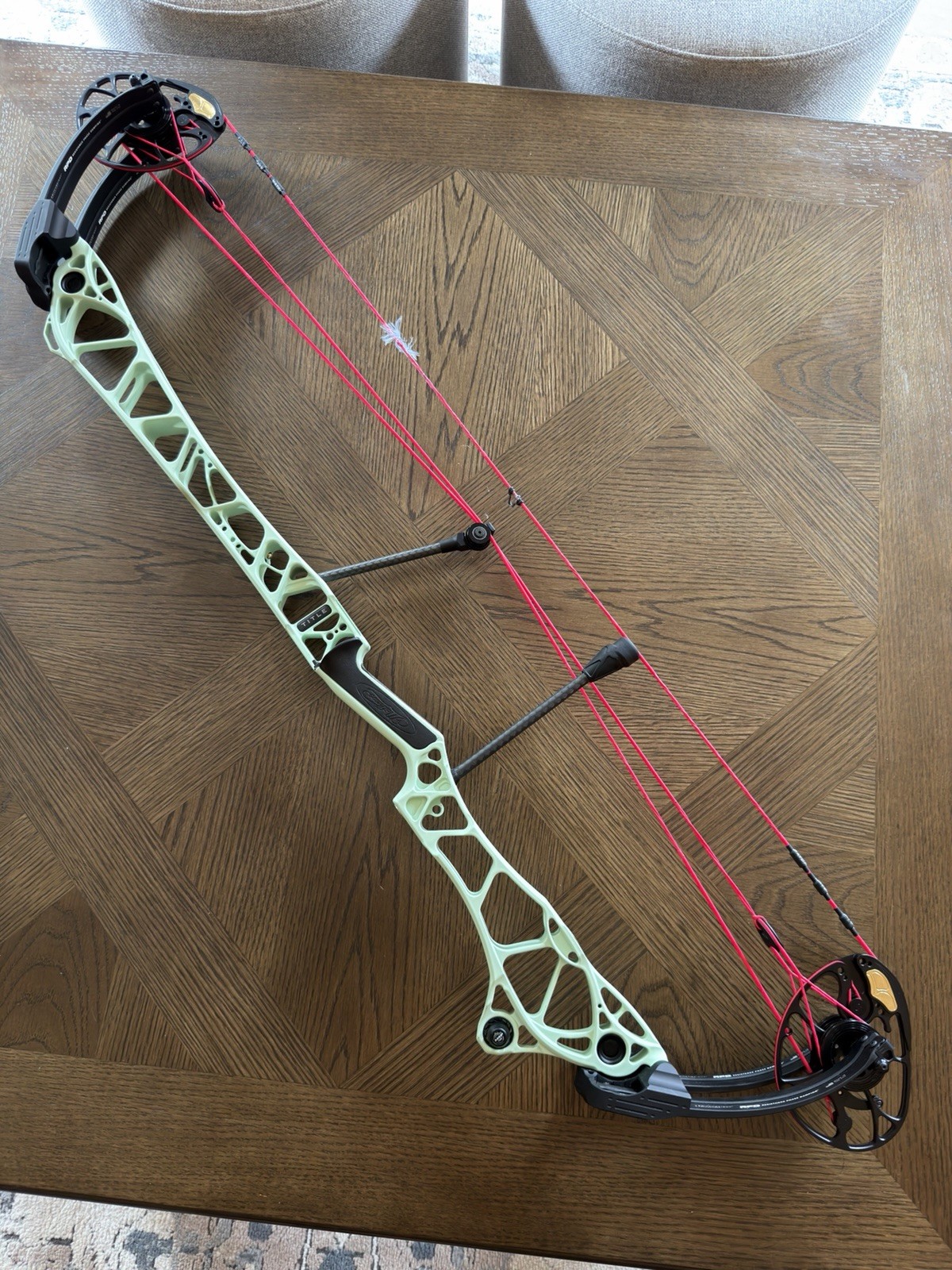 Mathews Title 40 GEN 2 w/ limb shift MINT W/black Target Compound Bow