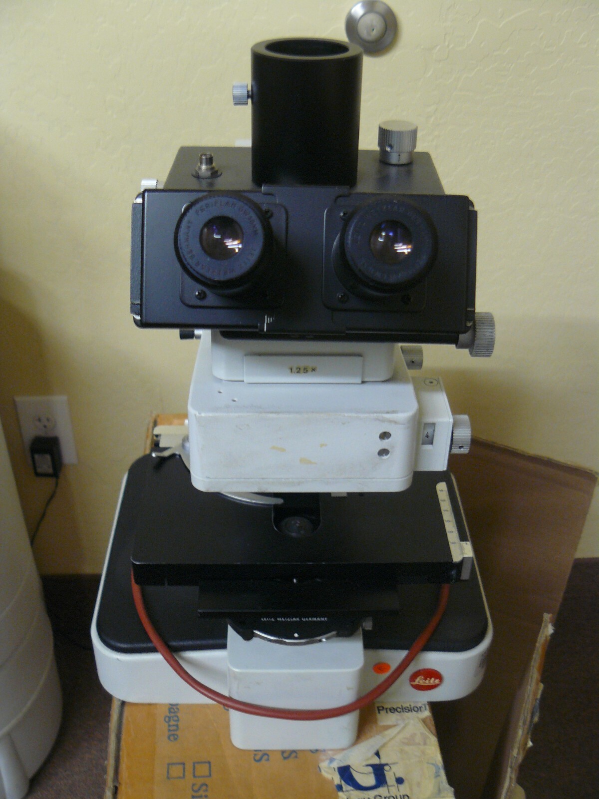 LEITZ WETZLAR ORTHOPLAN MICROSCOPE WITH OBJECTIVES FLUORESZENZ PHACO FLUOTAR
