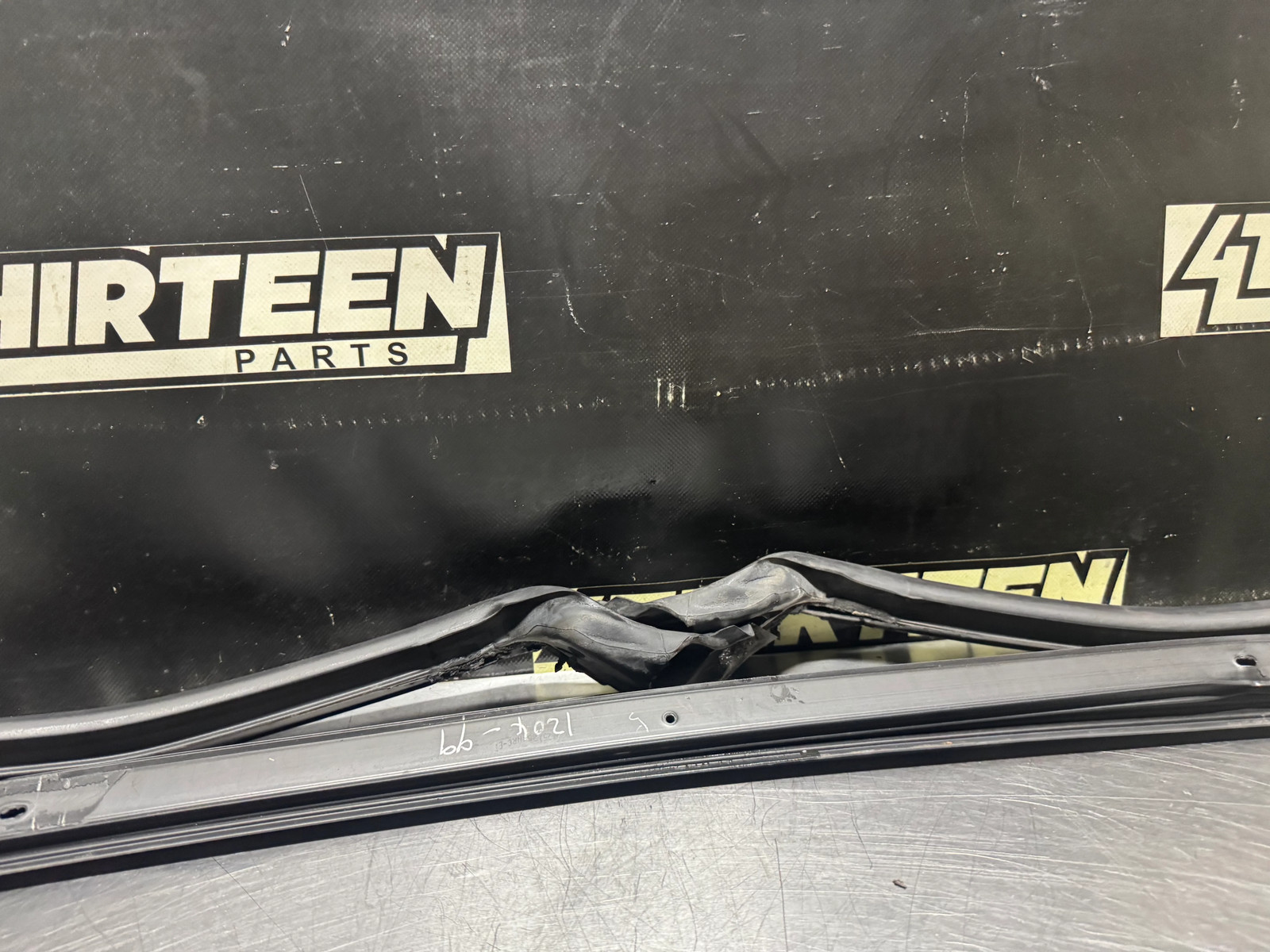 97-04 CORVETTE C5 FRONT WINDSHIELD SEAL / WEATHERSTRIPPING OEM #N541