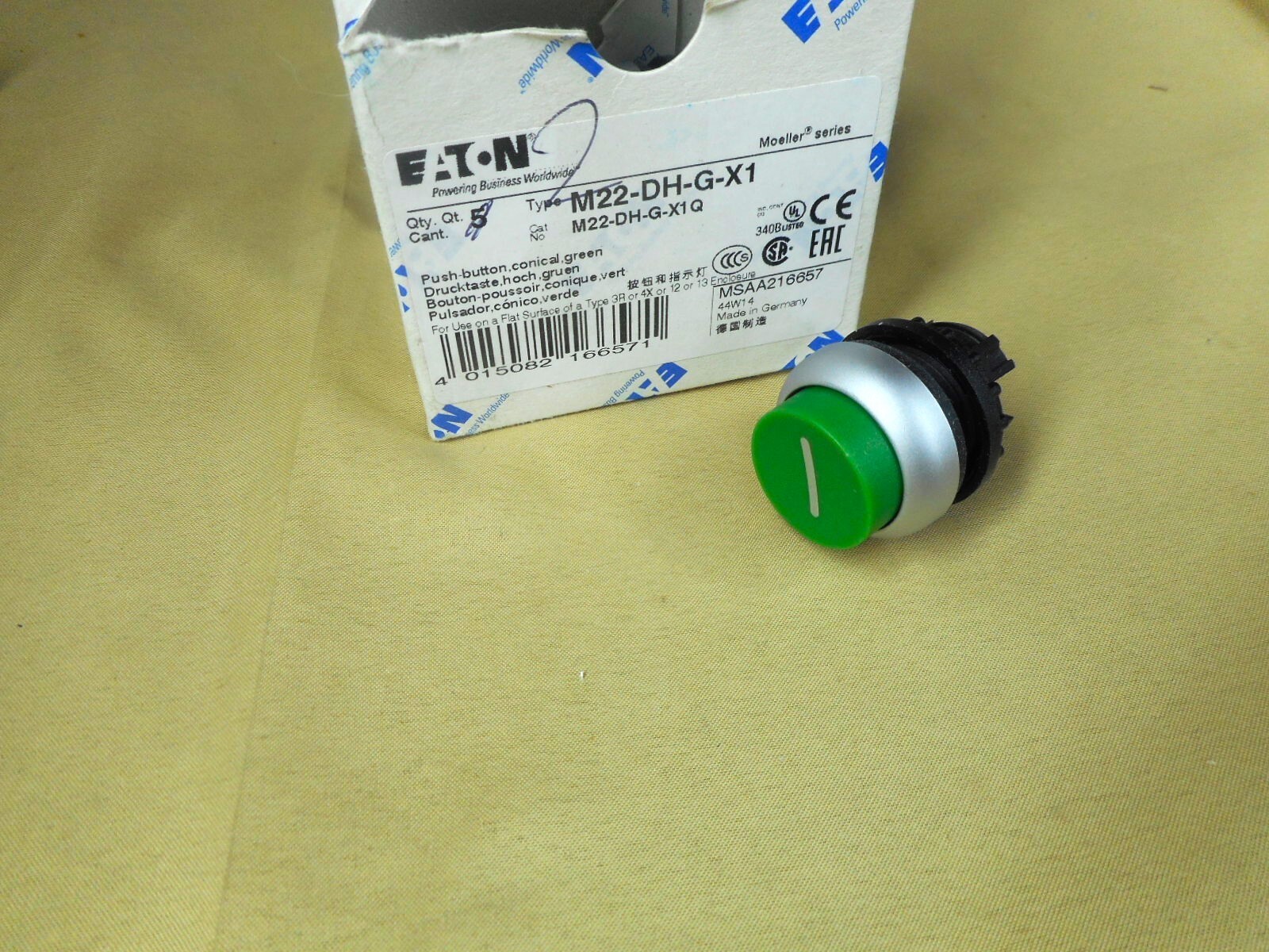 MOELLER  M22-DH-G-X1 push button (NIB)