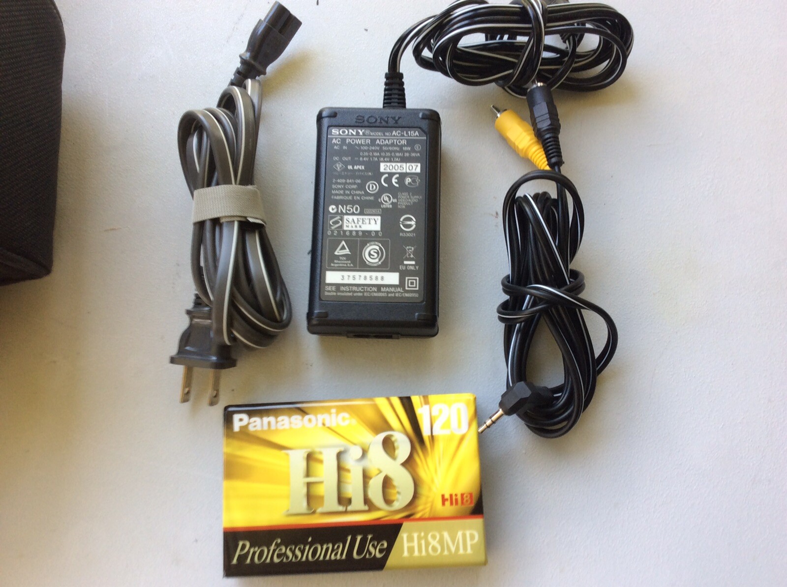 SONY TRV338 Video Camera Recorder W/ Bag