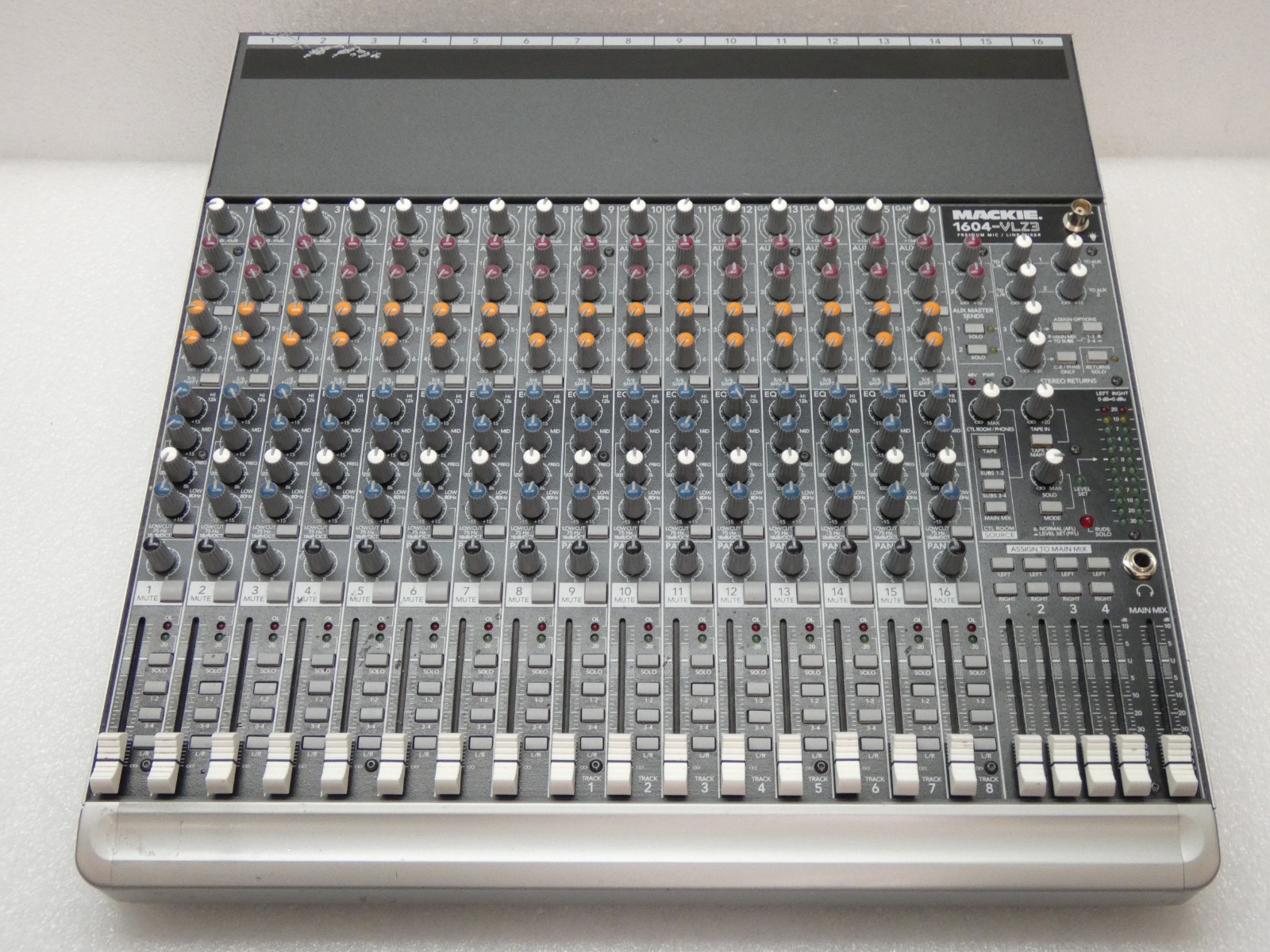 Mackie 1604-VLZ3 Premium Mic/Line 16 Channels Compact Mixer