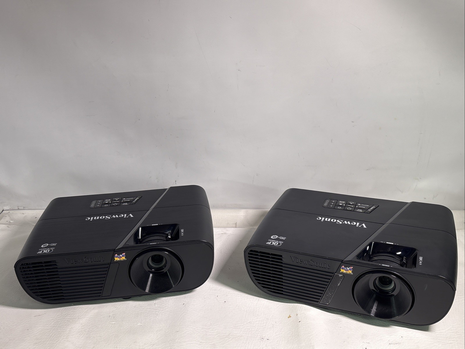 Lot Of 2x ViewSonic PJD5153 DLP Projector, Model VS15872, LAMP HRS: (1)0 (2)2631