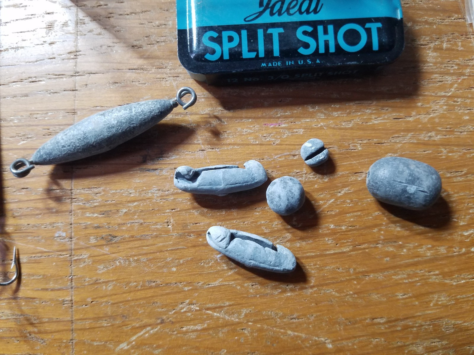 FISHING ITEMS IN DAMAGED PLASTIC CASE ***ASSORTED ITEMS*** VINTAGE