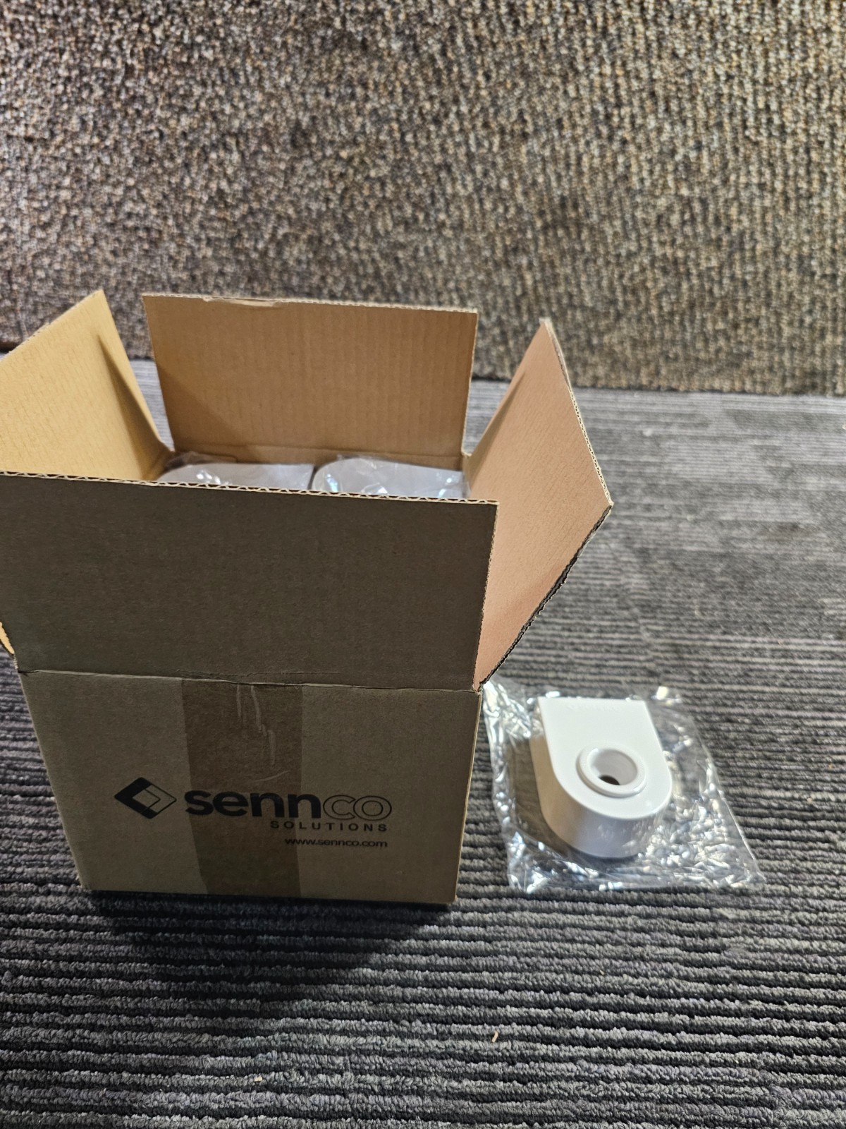 (QTY 24) Sennco Solutions 6270049W Fragrance Tester Stage Cover, White