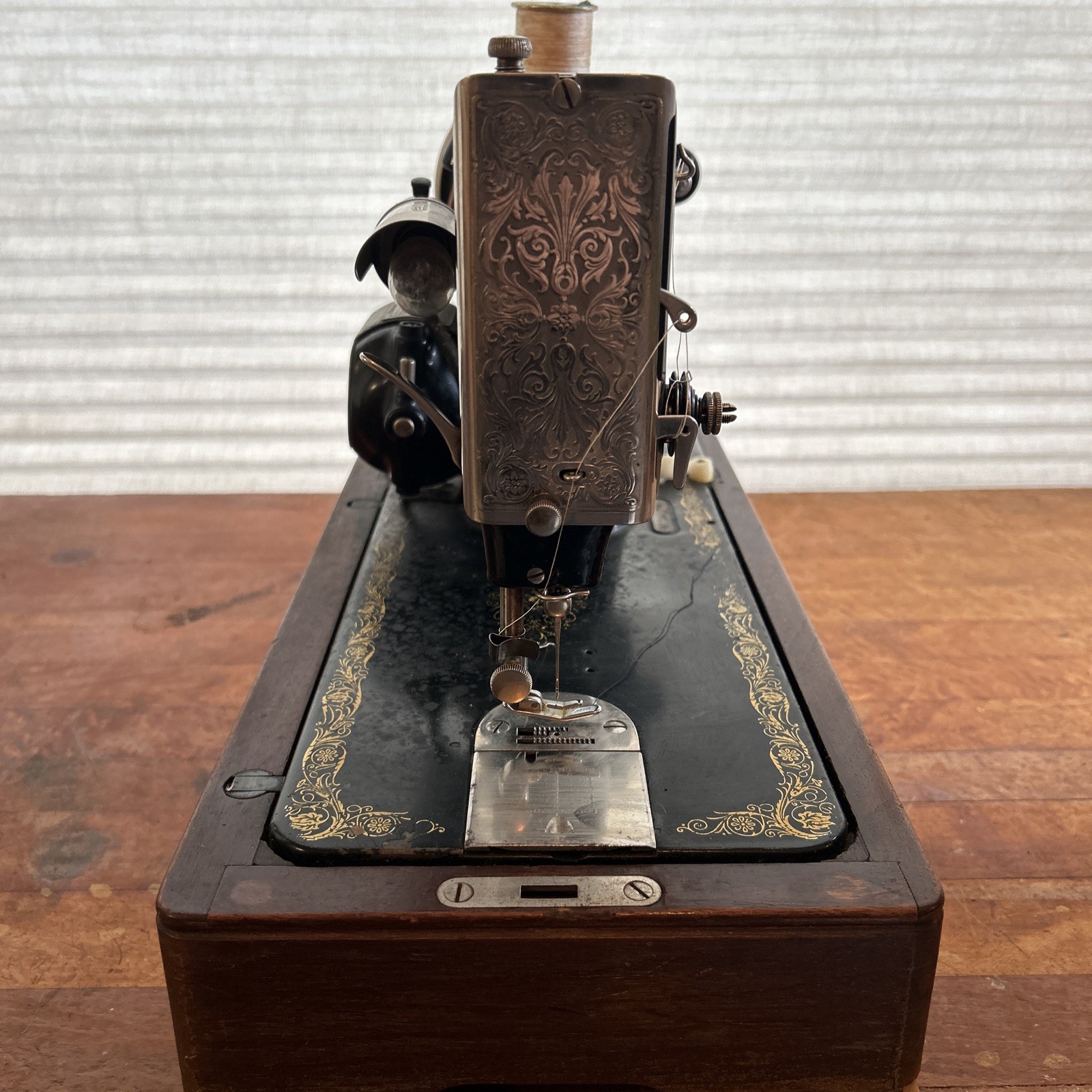 Vintage Singer Sewing Machine in Original Wood Case 🧵✂️