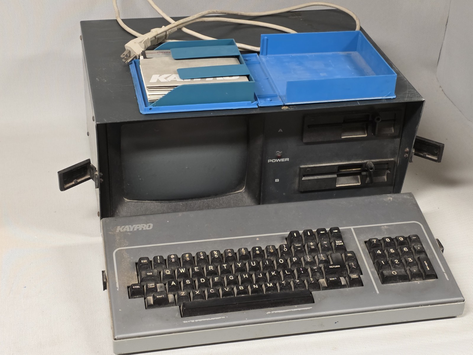 Vintage Kaypro 4 IV Computer For Parts or Repair PN 81-015 W/ Floppy Disks 💾