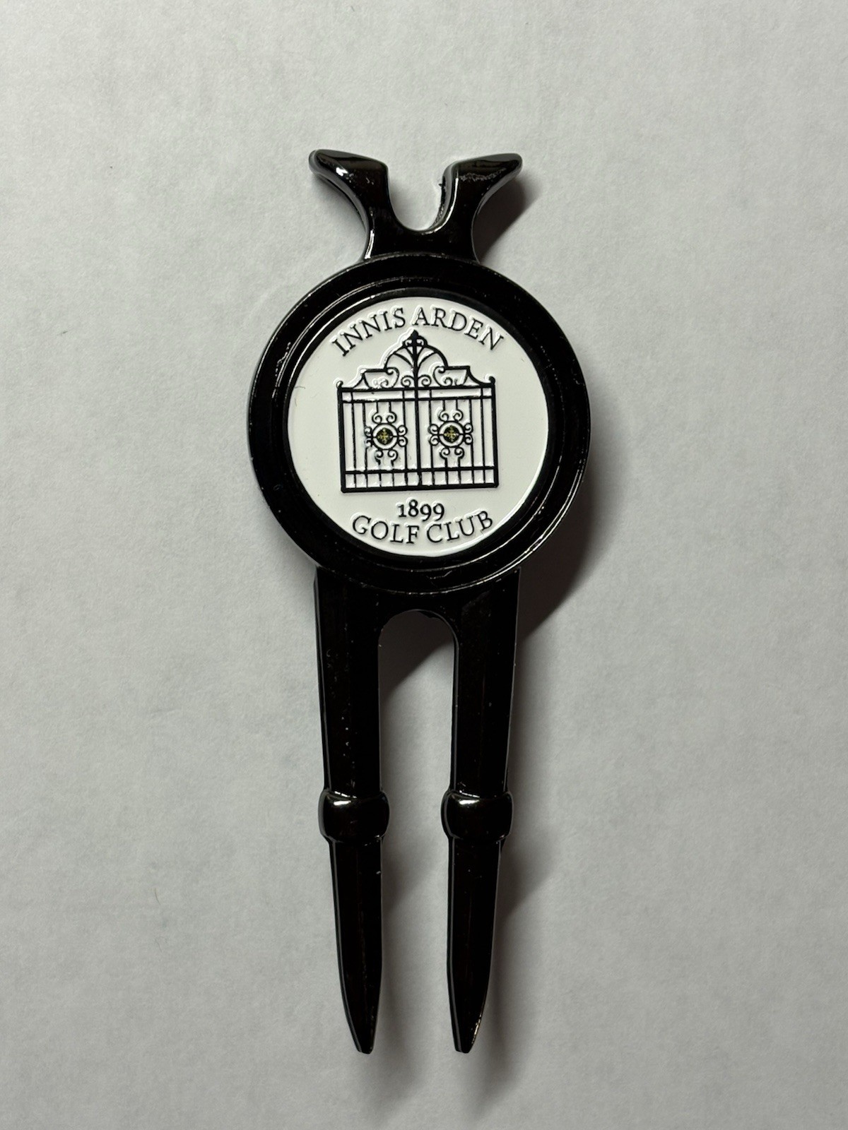 Innis Arden Golf Club Divot Tool & 1" Coin Style Golf Marker - Old Greenwich, CT
