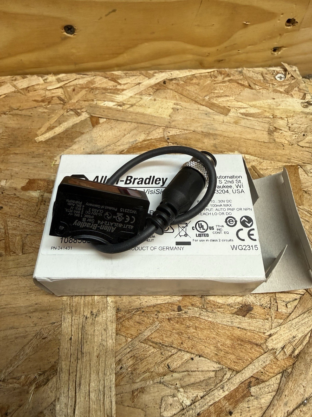 Allen-Bradley 42JT-B2LAT2-F4 Photoelectric Sensor, 10-30VDC