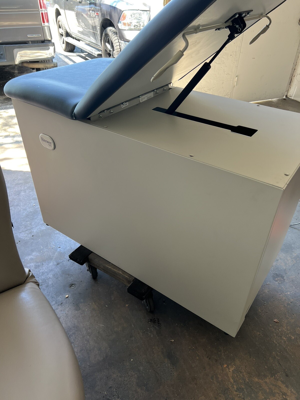 Brewer 4000 Basic Exam Table, Blue Fog - READ DESCRIPTION