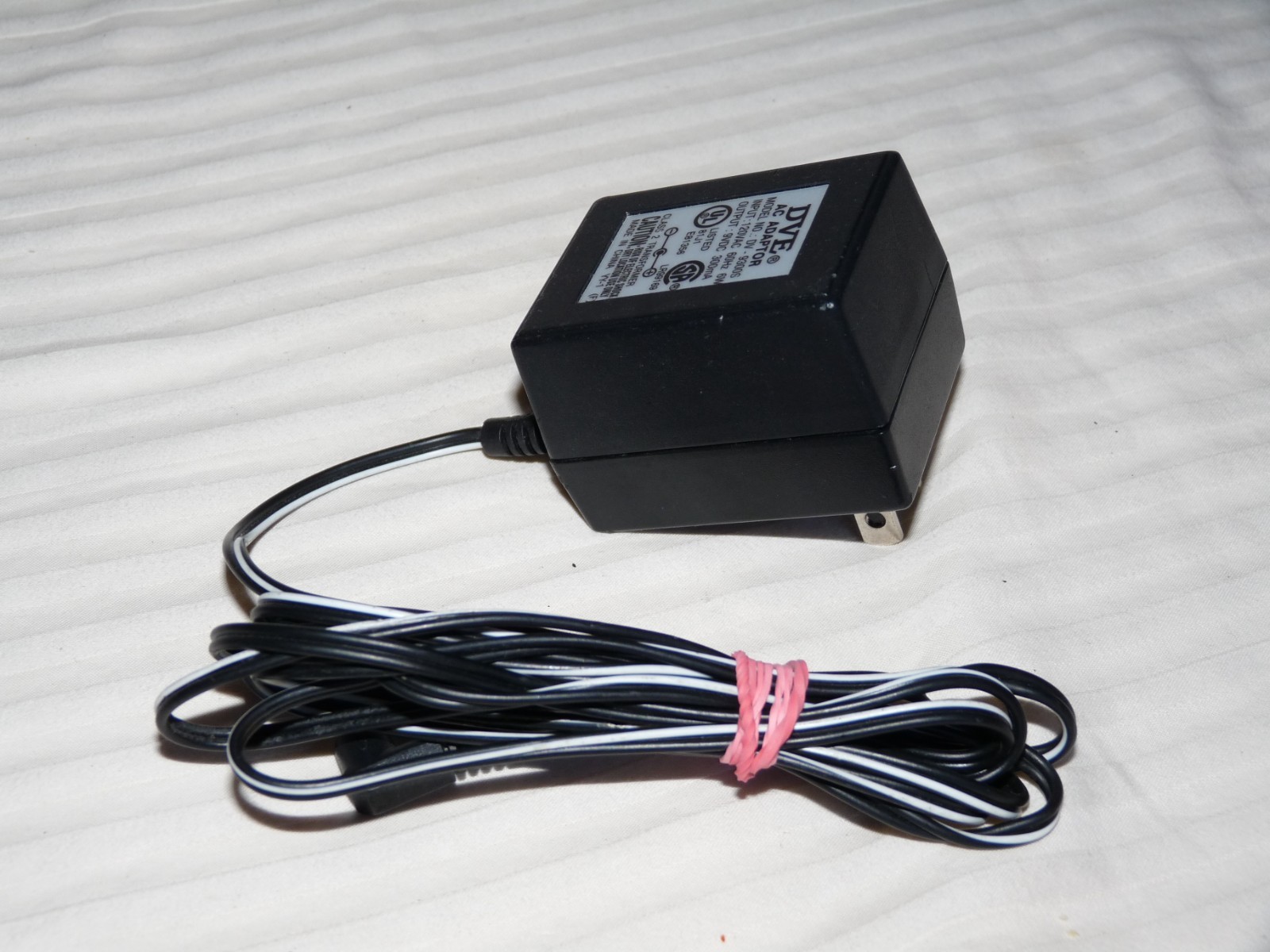 DVE AC Adapter Model DV-9300S 9VDC 300ma