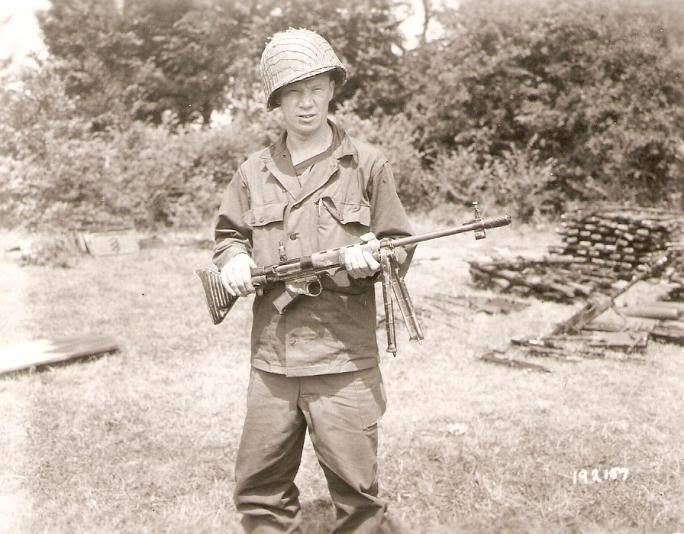WW2 Photo WWII US Soldier with German FG42 Paratrooper Rifle  World War 2 / 1214
