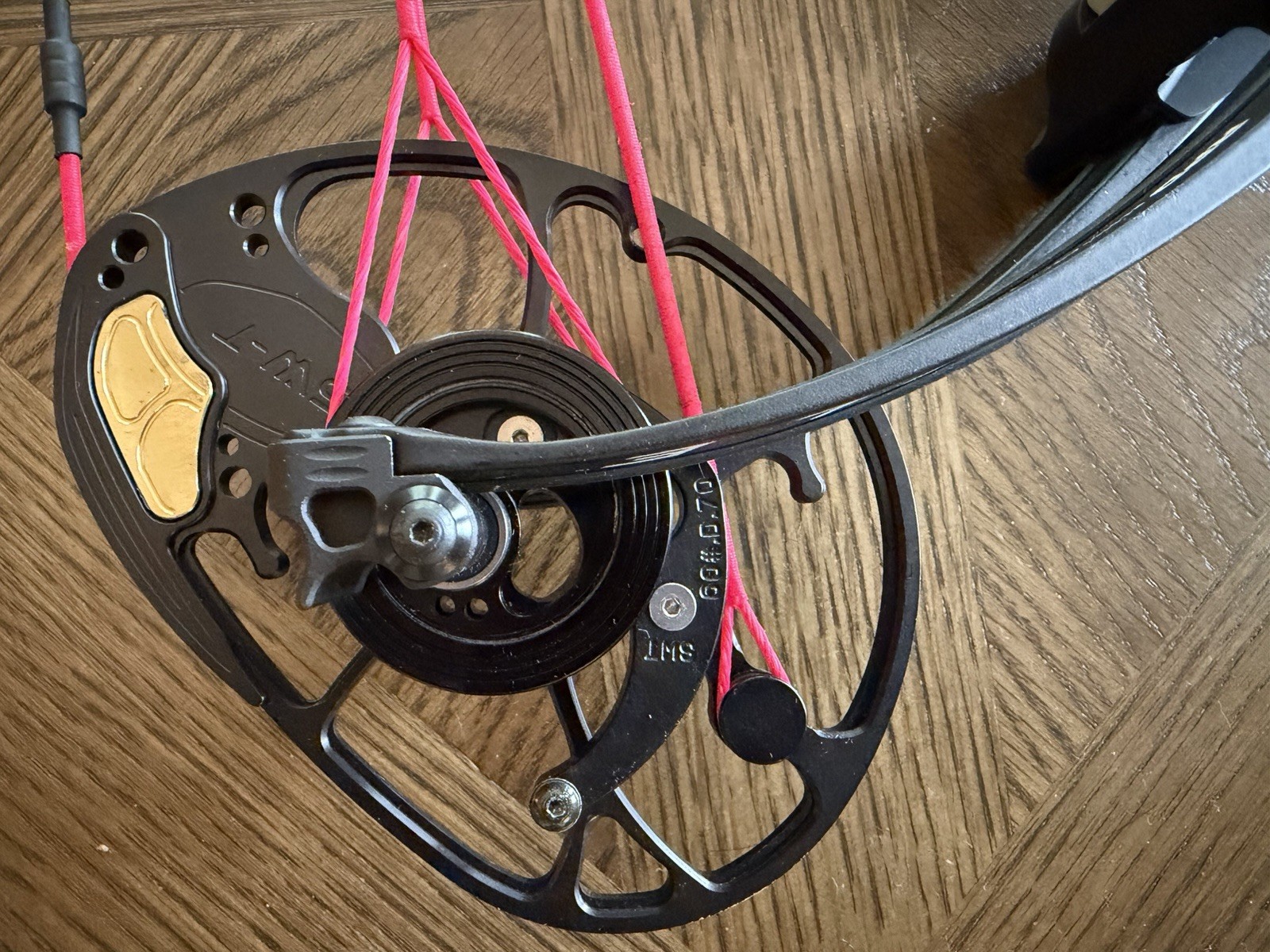 Mathews Title 40 GEN 2 w/ limb shift MINT W/black Target Compound Bow